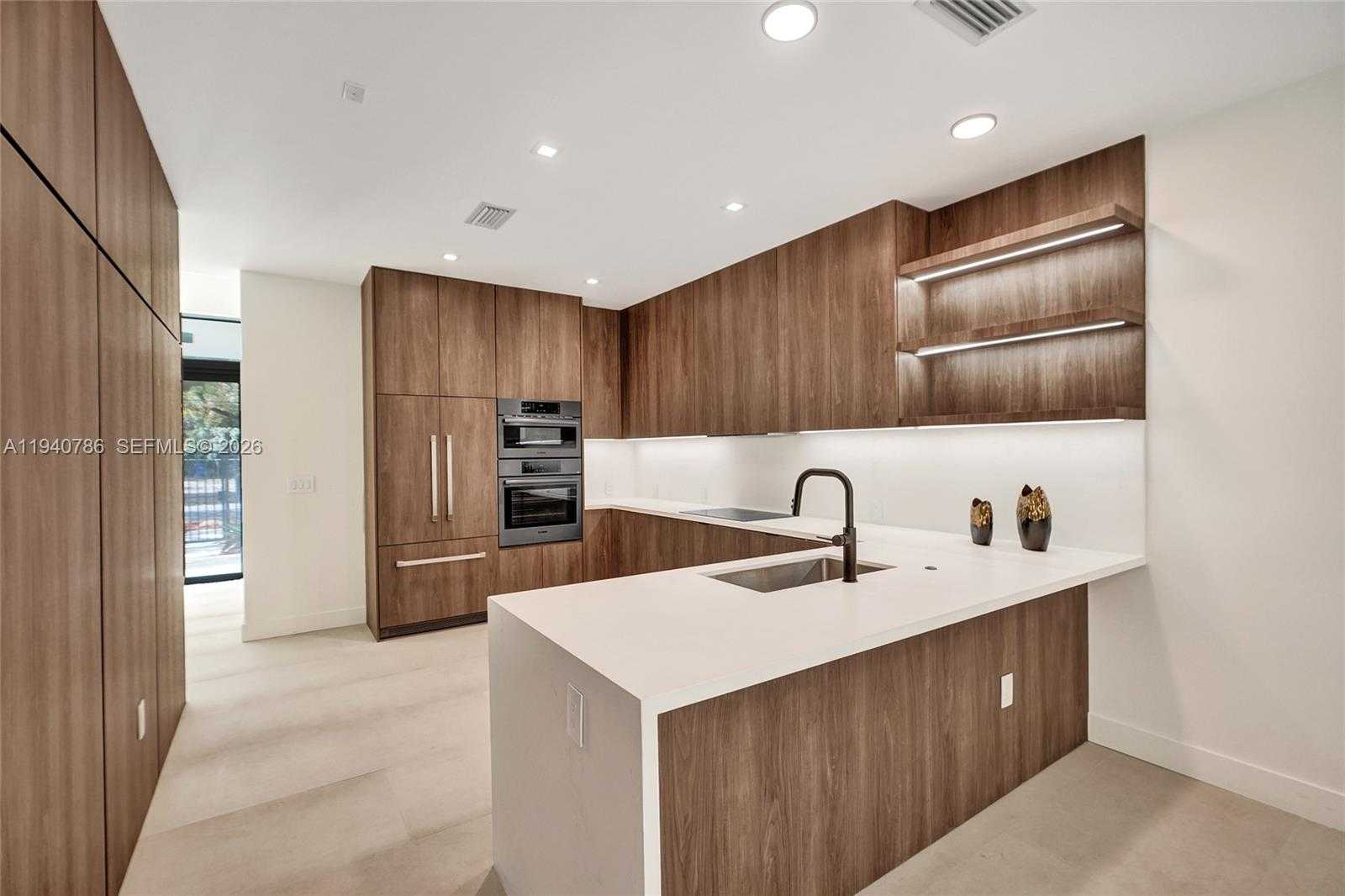 Small Image of 3073 HIBISCUS ST, Miami Number 33