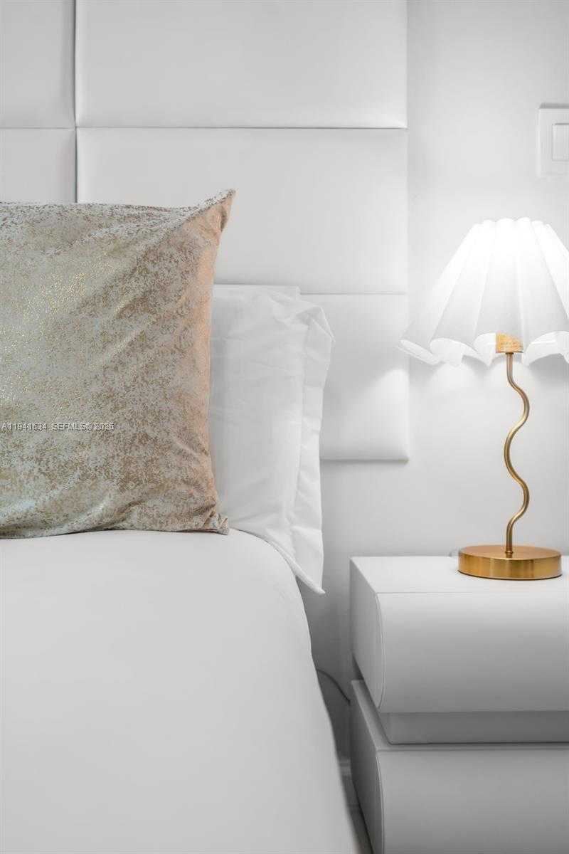 Small Image of 1200 BRICKELL BAY DR #2807, Miami Number 30