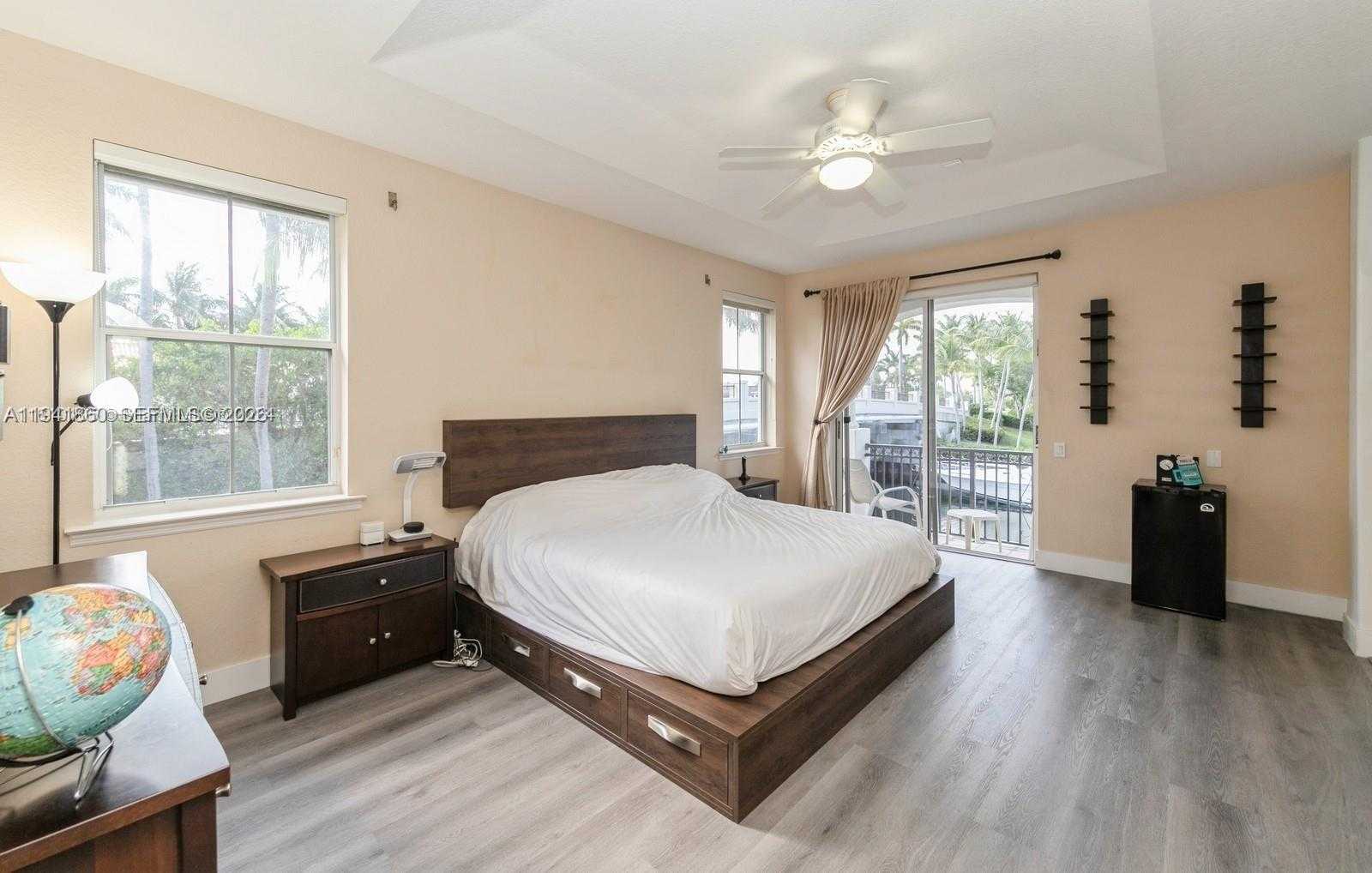 Small Image of 999 NORTH HARBOR VW N, Hollywood Number 25