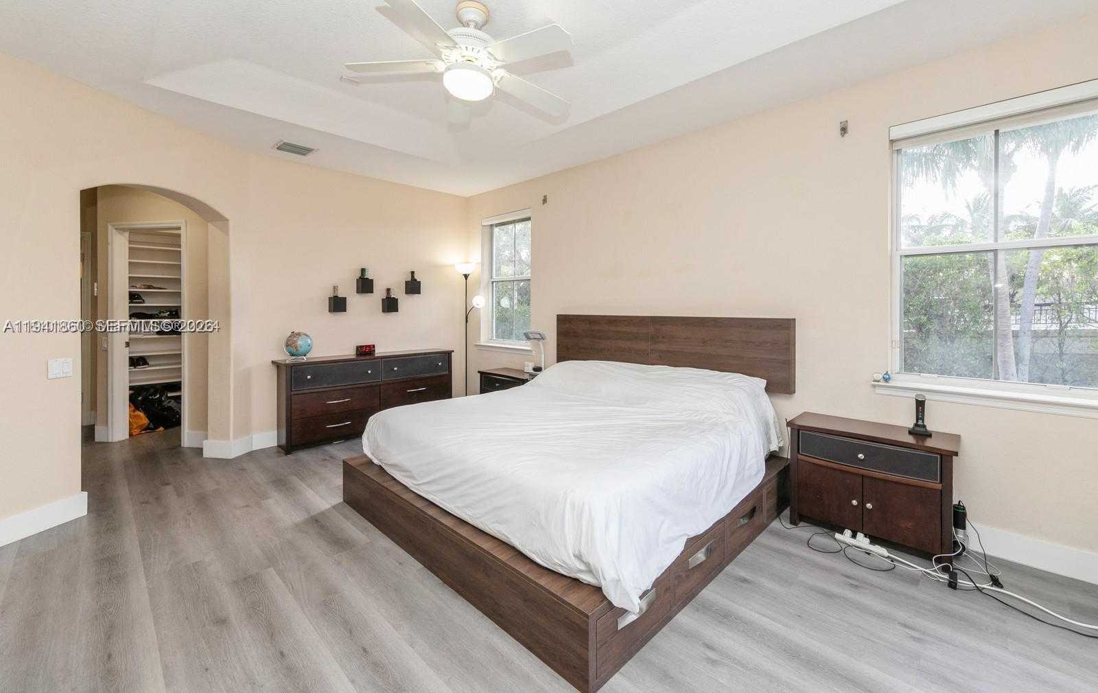 Small Image of 999 NORTH HARBOR VW N, Hollywood Number 26