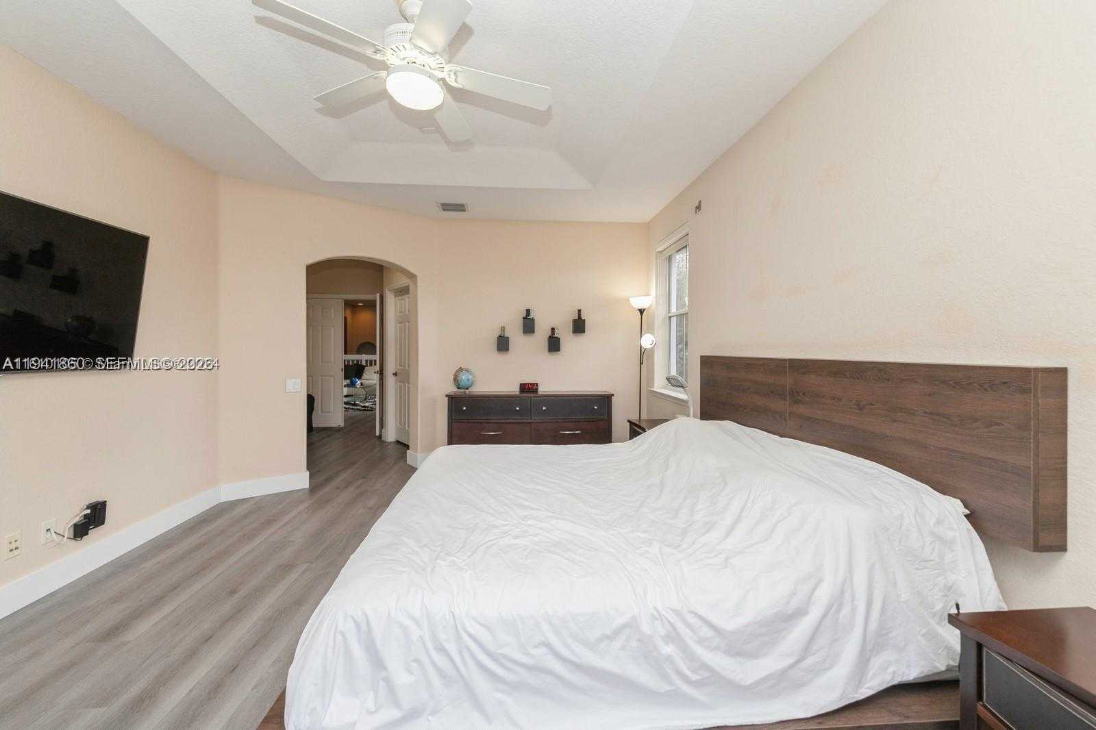 Small Image of 999 NORTH HARBOR VW N, Hollywood Number 30