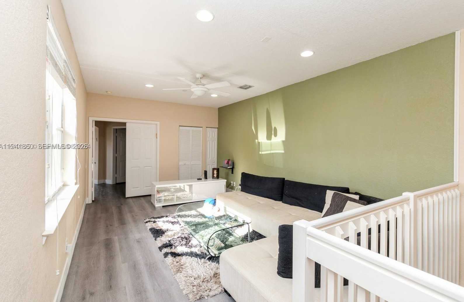 Small Image of 999 NORTH HARBOR VW N, Hollywood Number 32