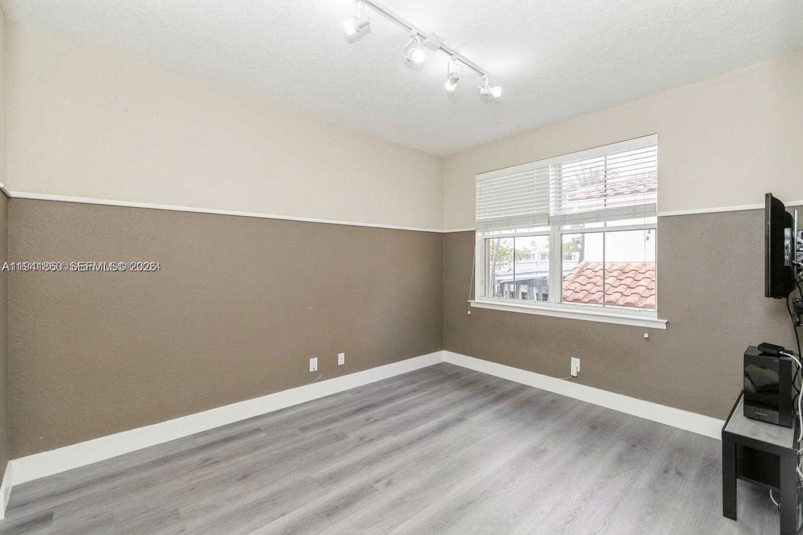 Small Image of 999 NORTH HARBOR VW N, Hollywood Number 35