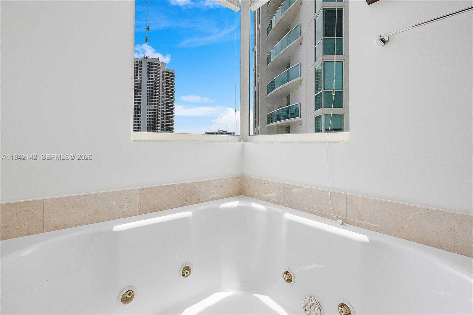 Small Image of 19400 TURNBERRY WAY #1131, Aventura Number 15