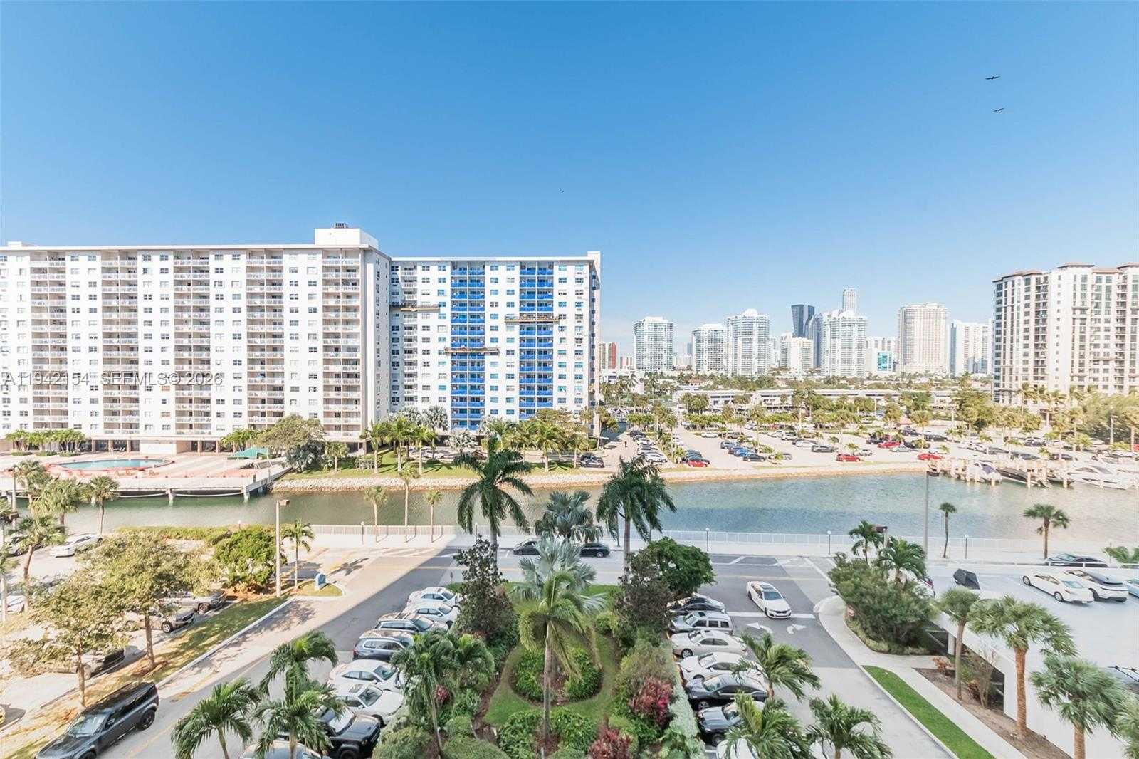 Small Image of 500 BAYVIEW DR #617, Sunny Isles Beach Number 2