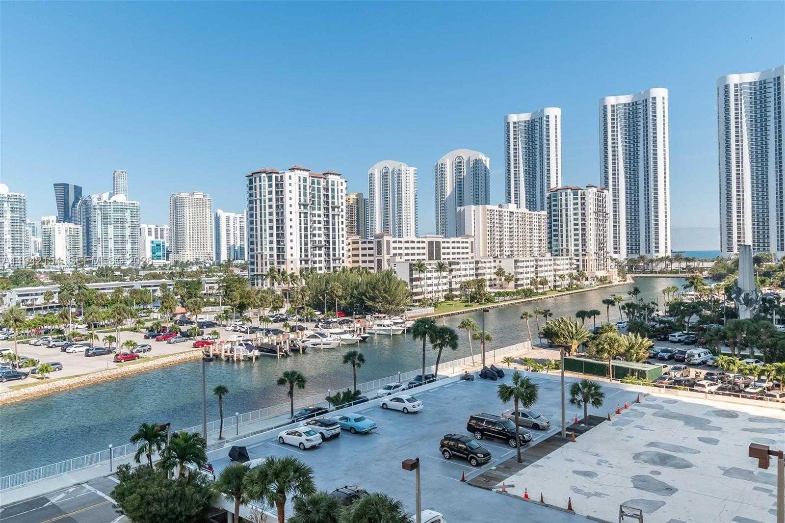 Small Image of 500 BAYVIEW DR #617, Sunny Isles Beach Number 4