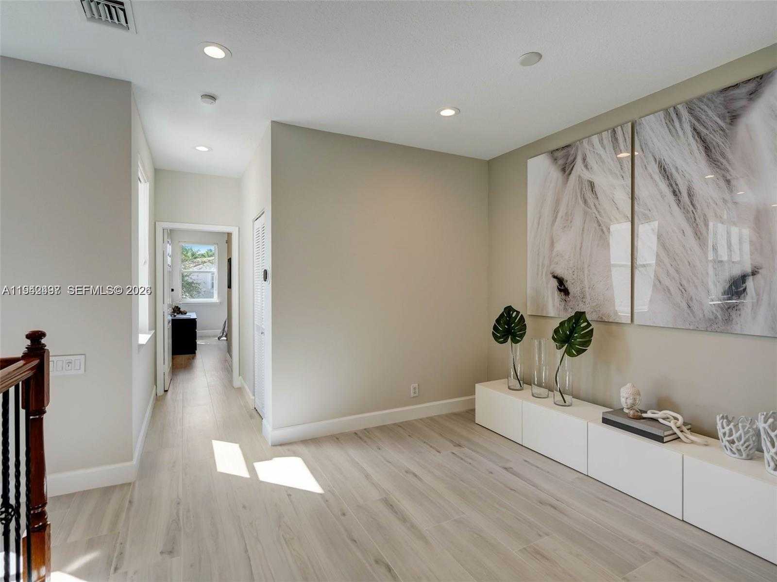 Small Image of 963 SOUTH HARBOR VW S, Hollywood Number 16