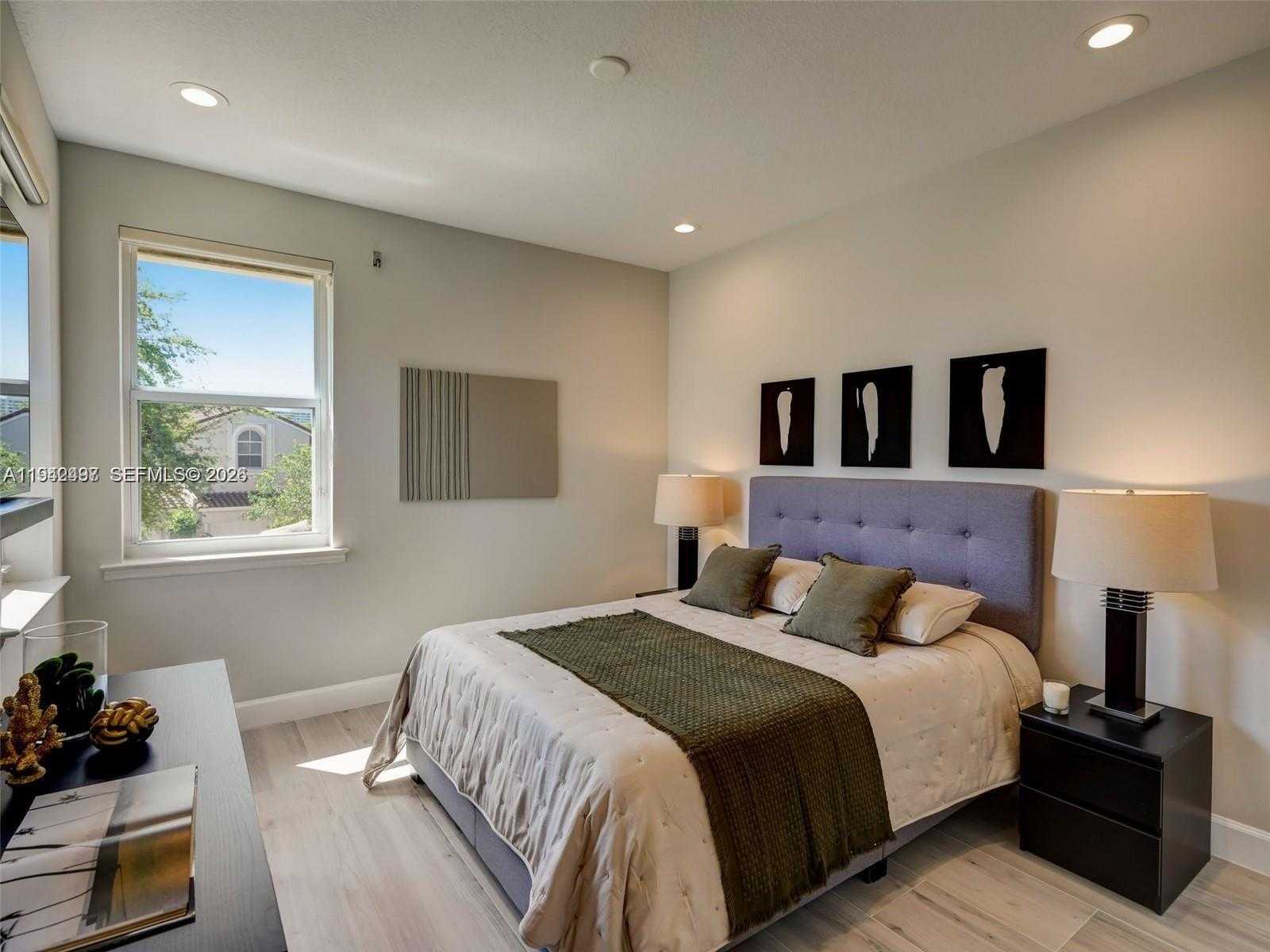 Small Image of 963 SOUTH HARBOR VW S, Hollywood Number 28