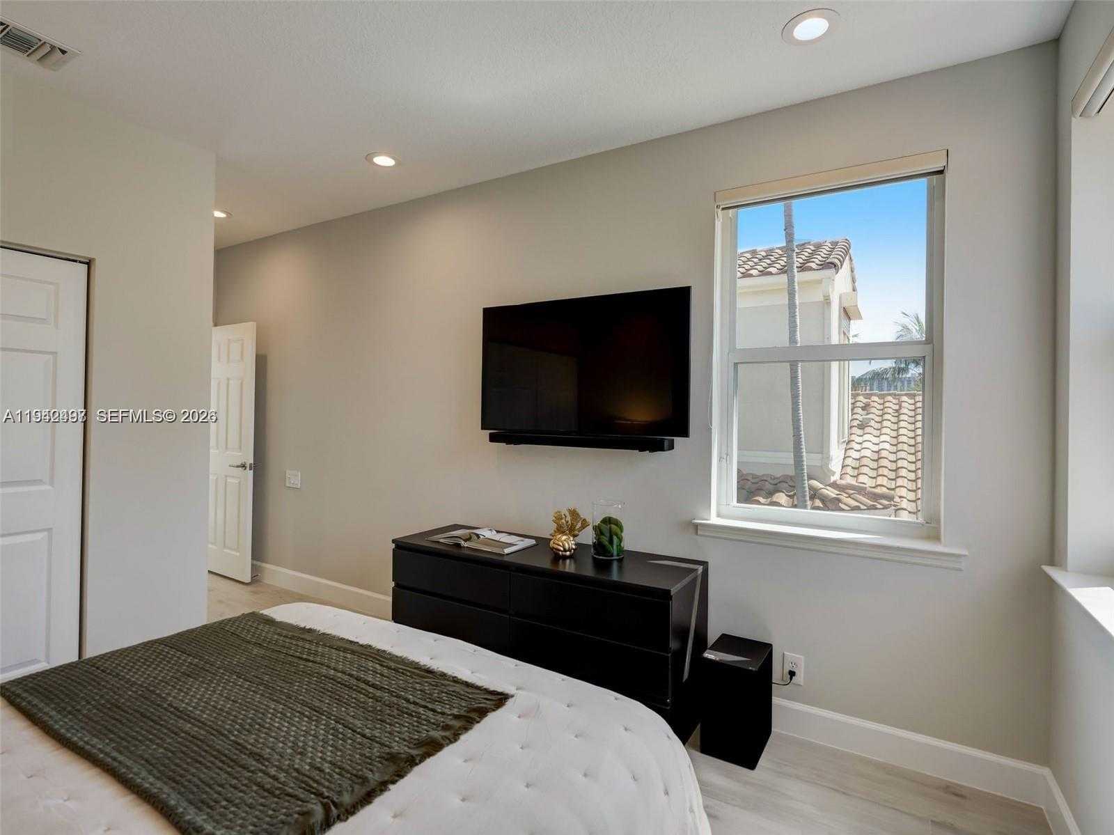 Small Image of 963 SOUTH HARBOR VW S, Hollywood Number 29