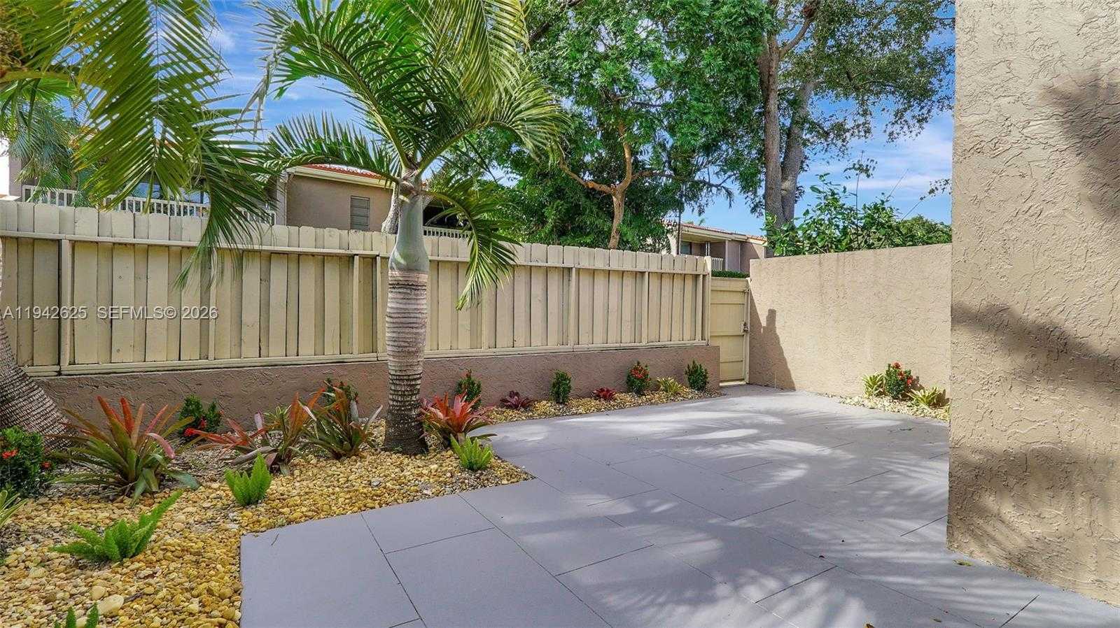 Small Image of 205 DUNWOODY LN #17-85, Hollywood Number 25