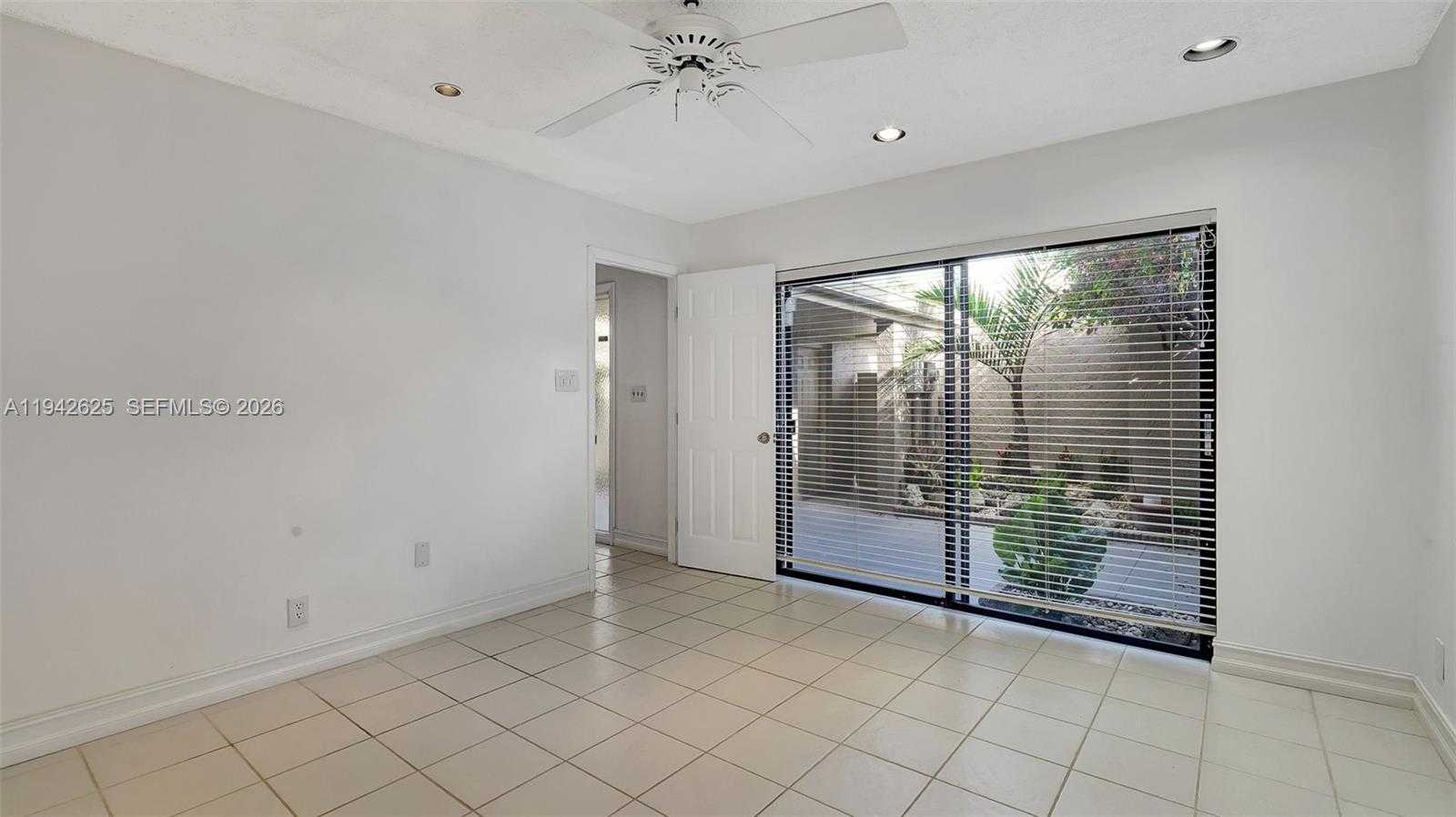 Small Image of 205 DUNWOODY LN #17-85, Hollywood Number 34