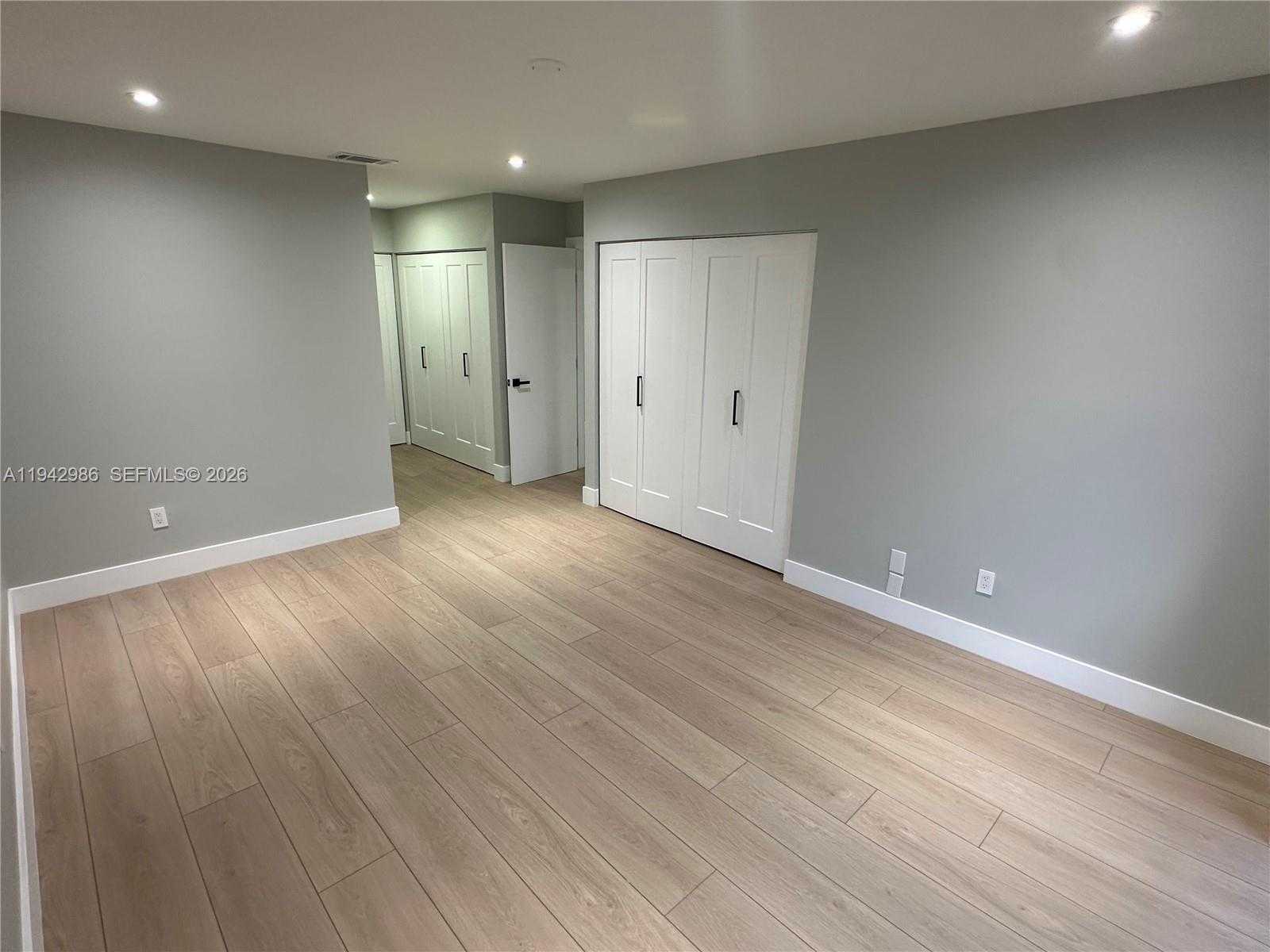 Small Image of Doral Number 10