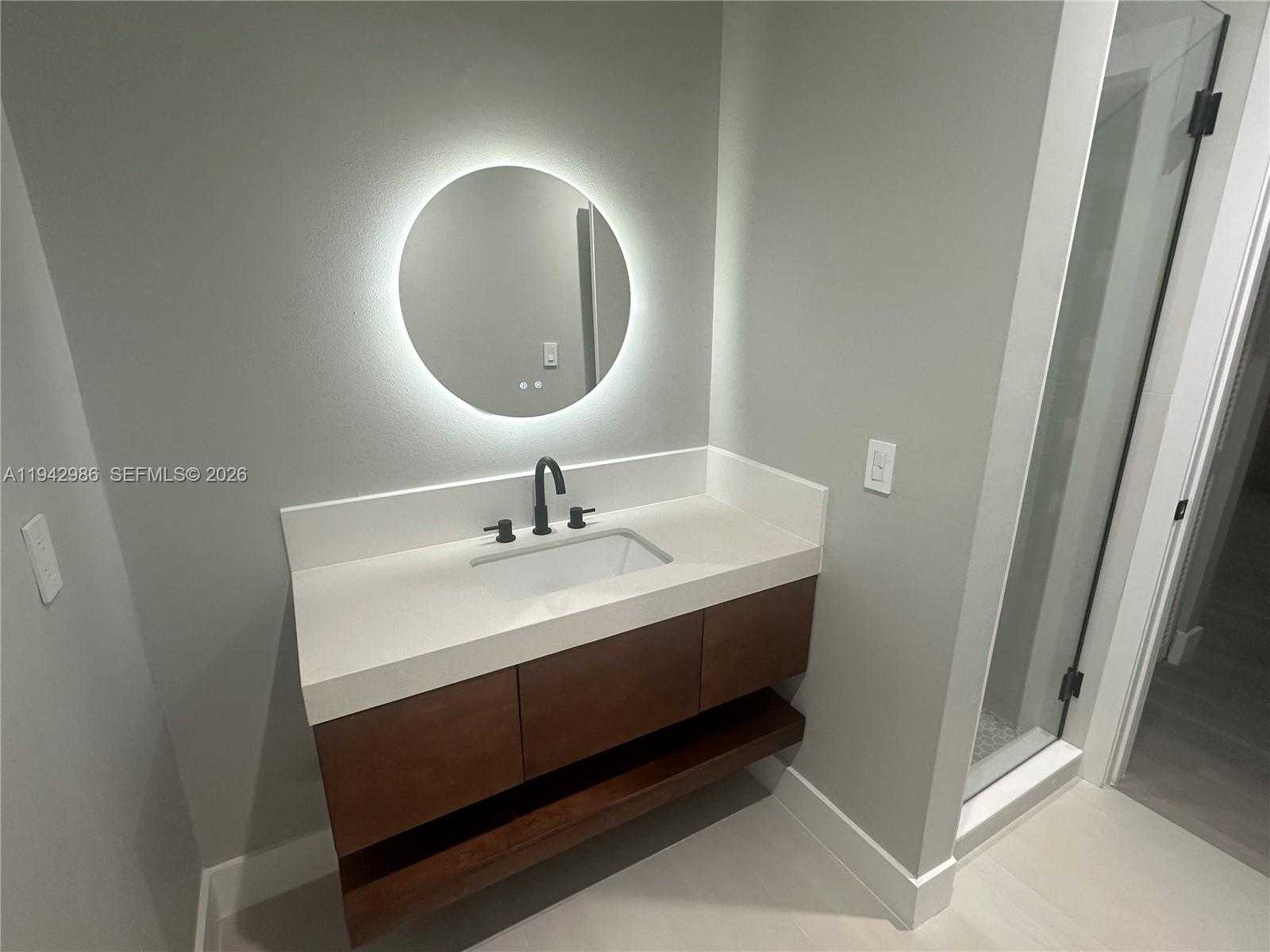 Small Image of Doral Number 19