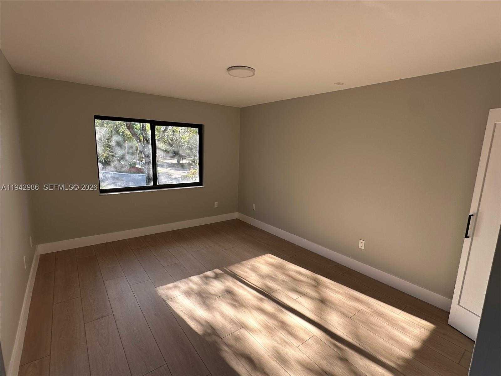 Small Image of Doral Number 25