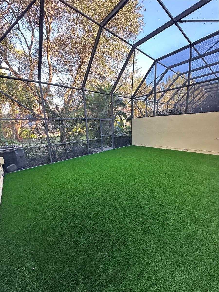 Small Image of Doral Number 28