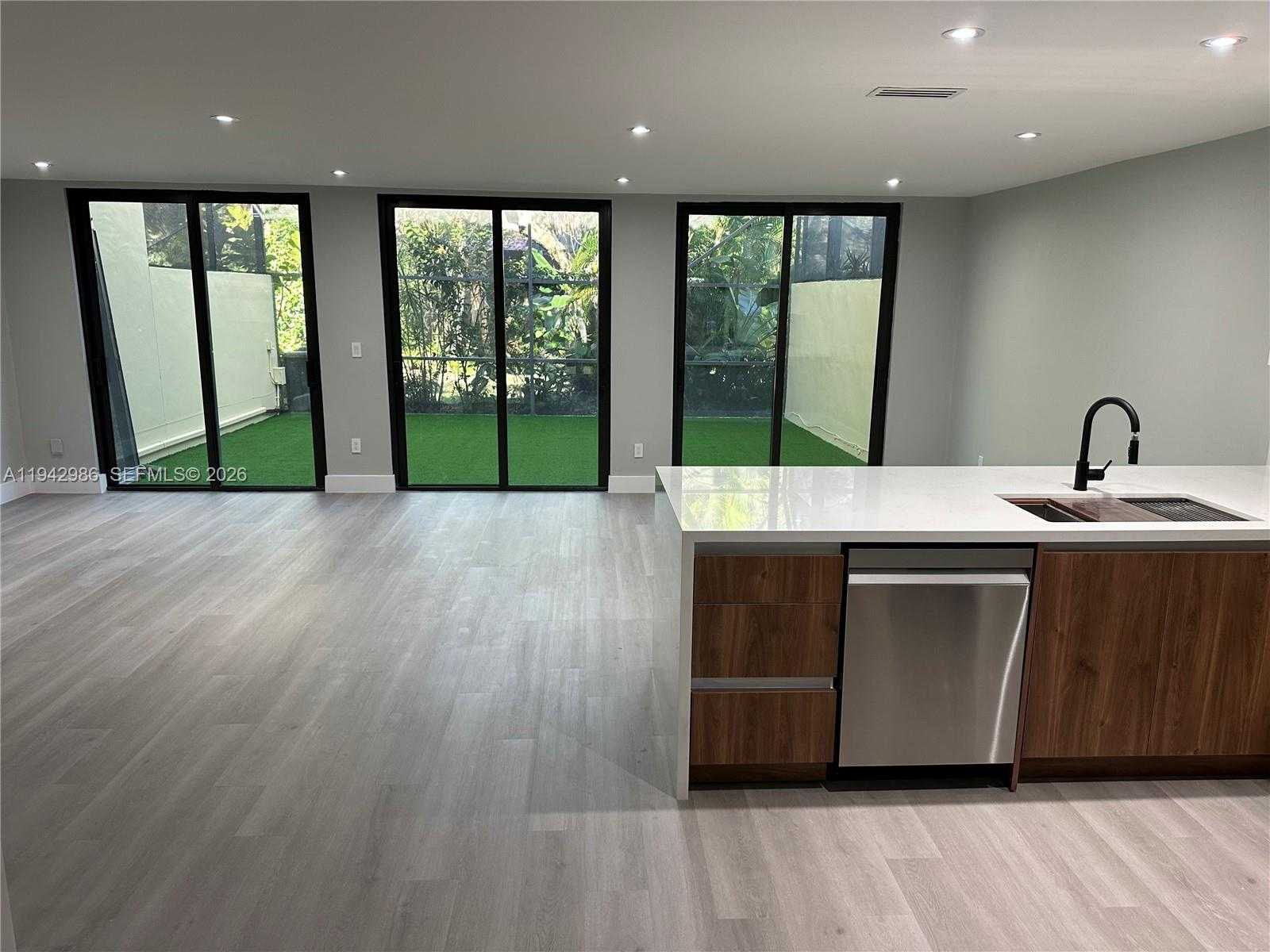 Small Image of Doral Number 4