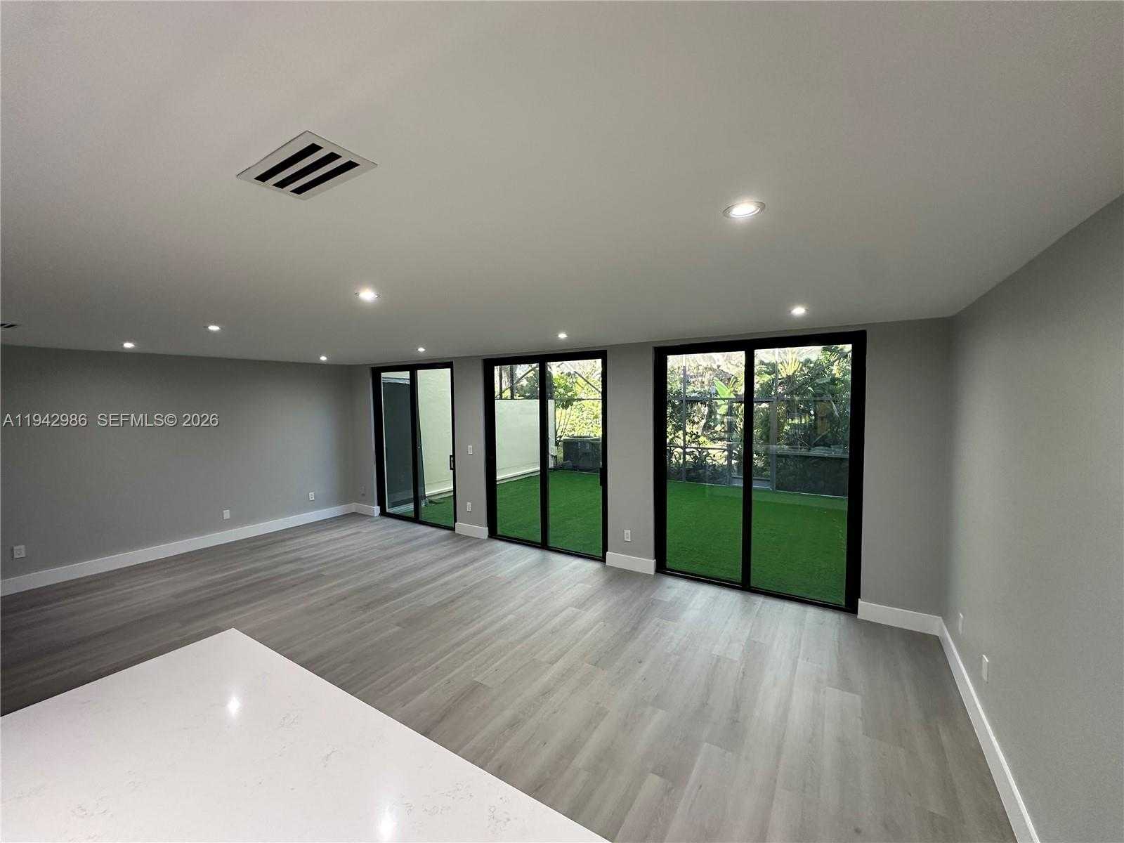 Small Image of Doral Number 5