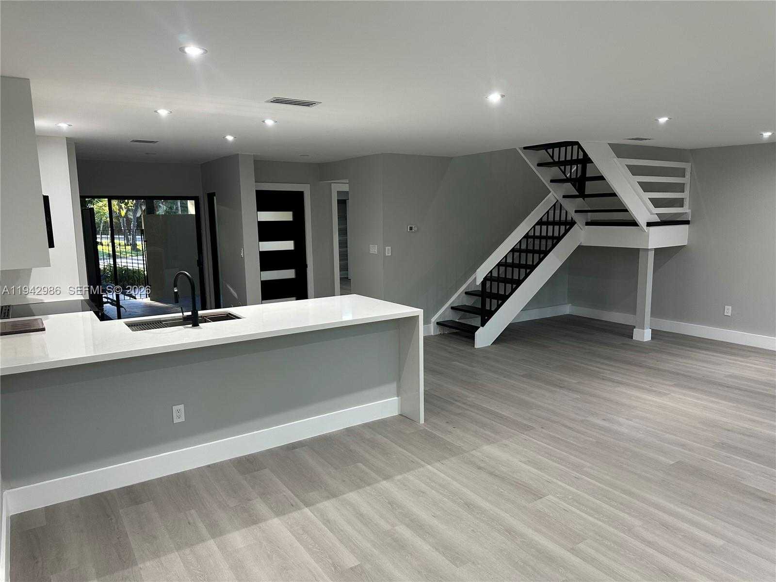 Small Image of Doral Number 7