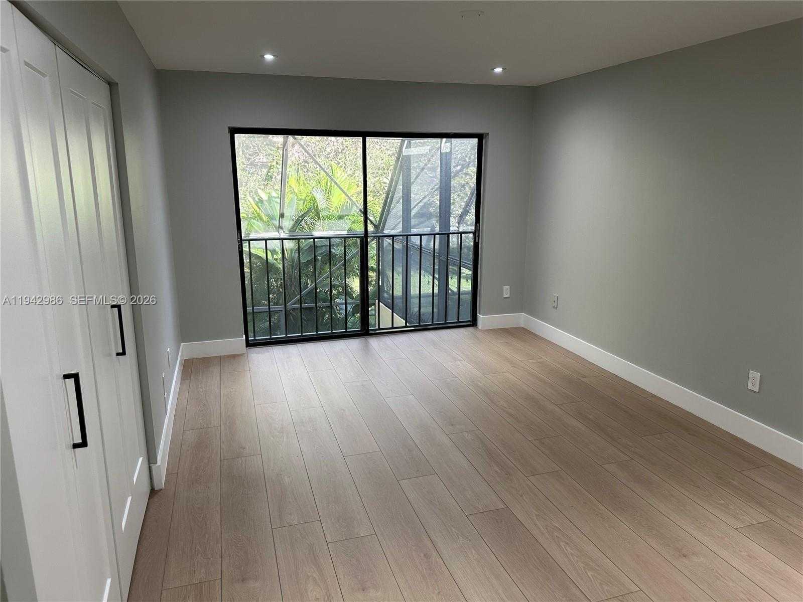 Small Image of Doral Number 8