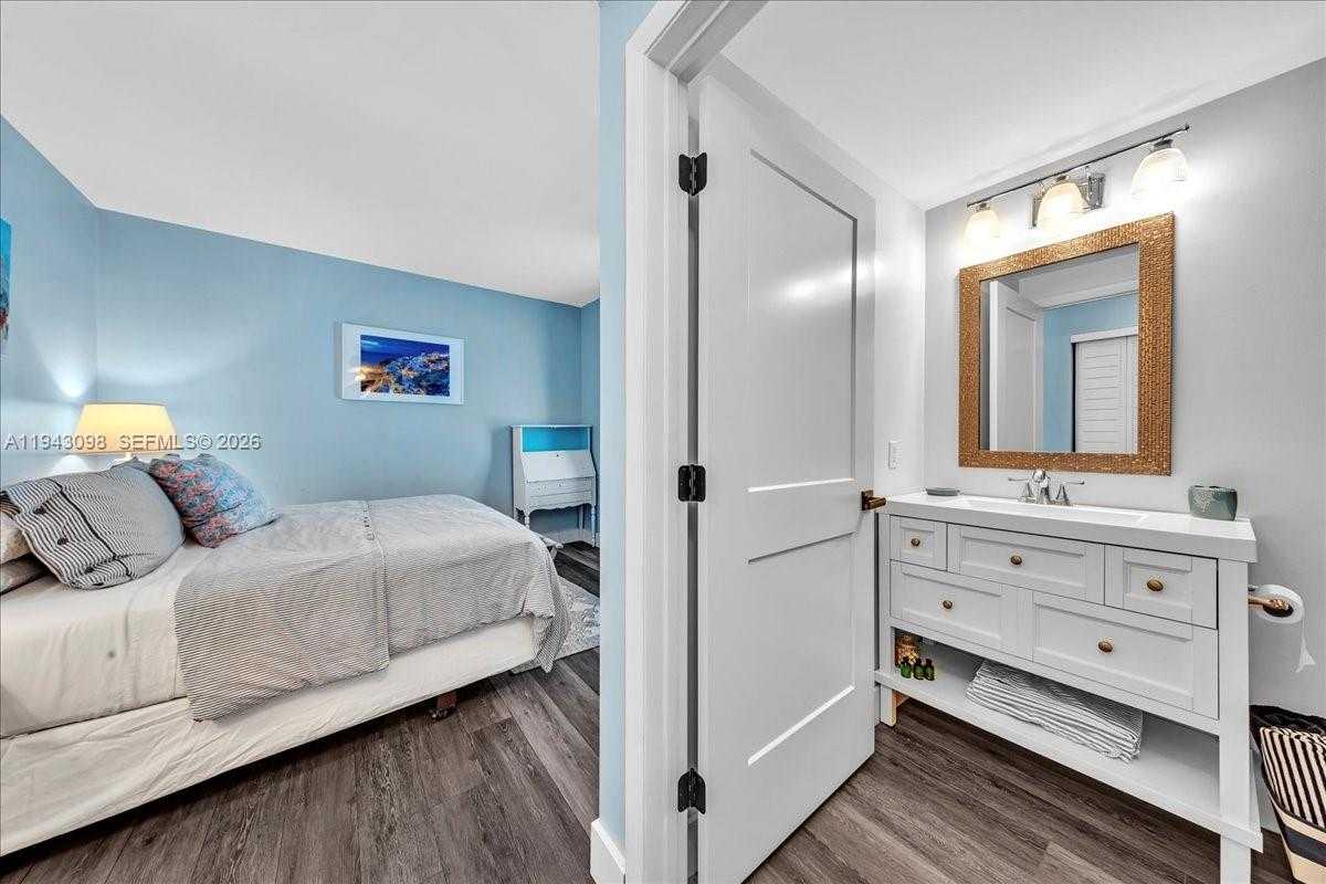 Small Image of 90 SOUTH WEST 3RD ST #2604, Miami Number 31