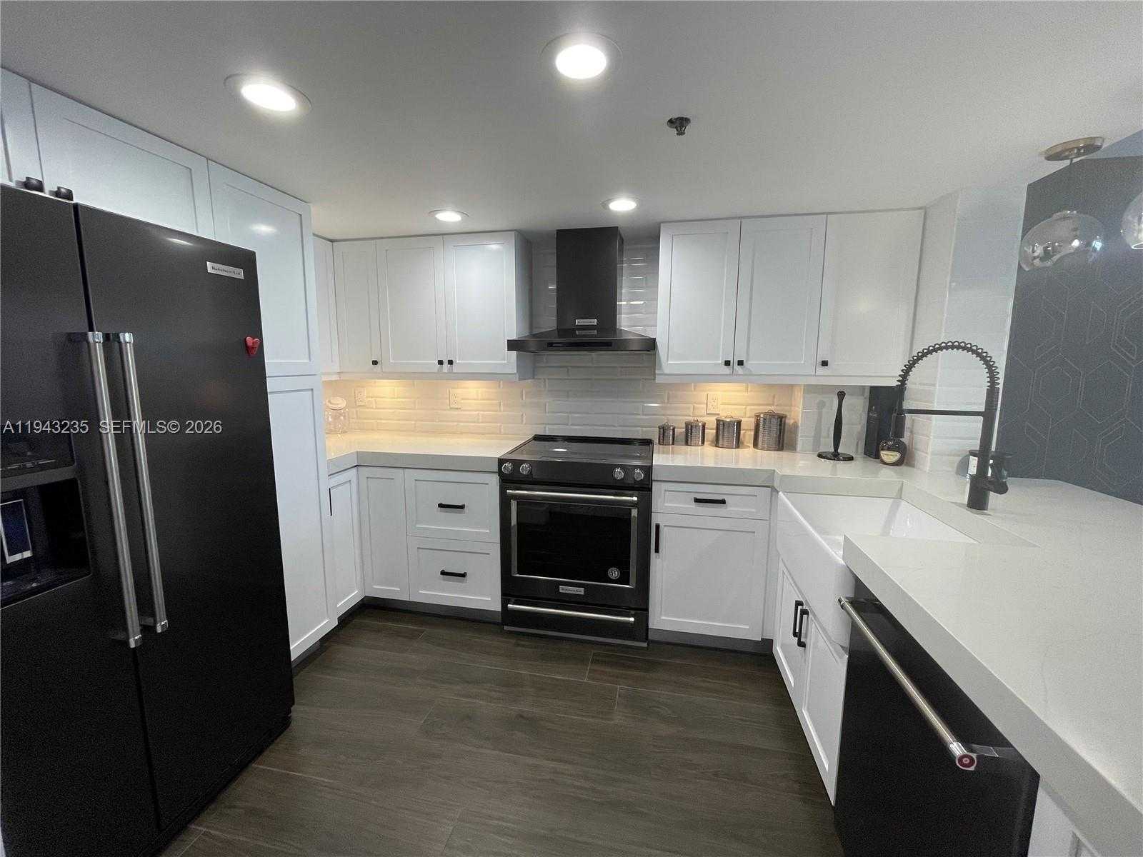 Small Image of 2555 COLLINS AVE #1409, Miami Beach Number 2