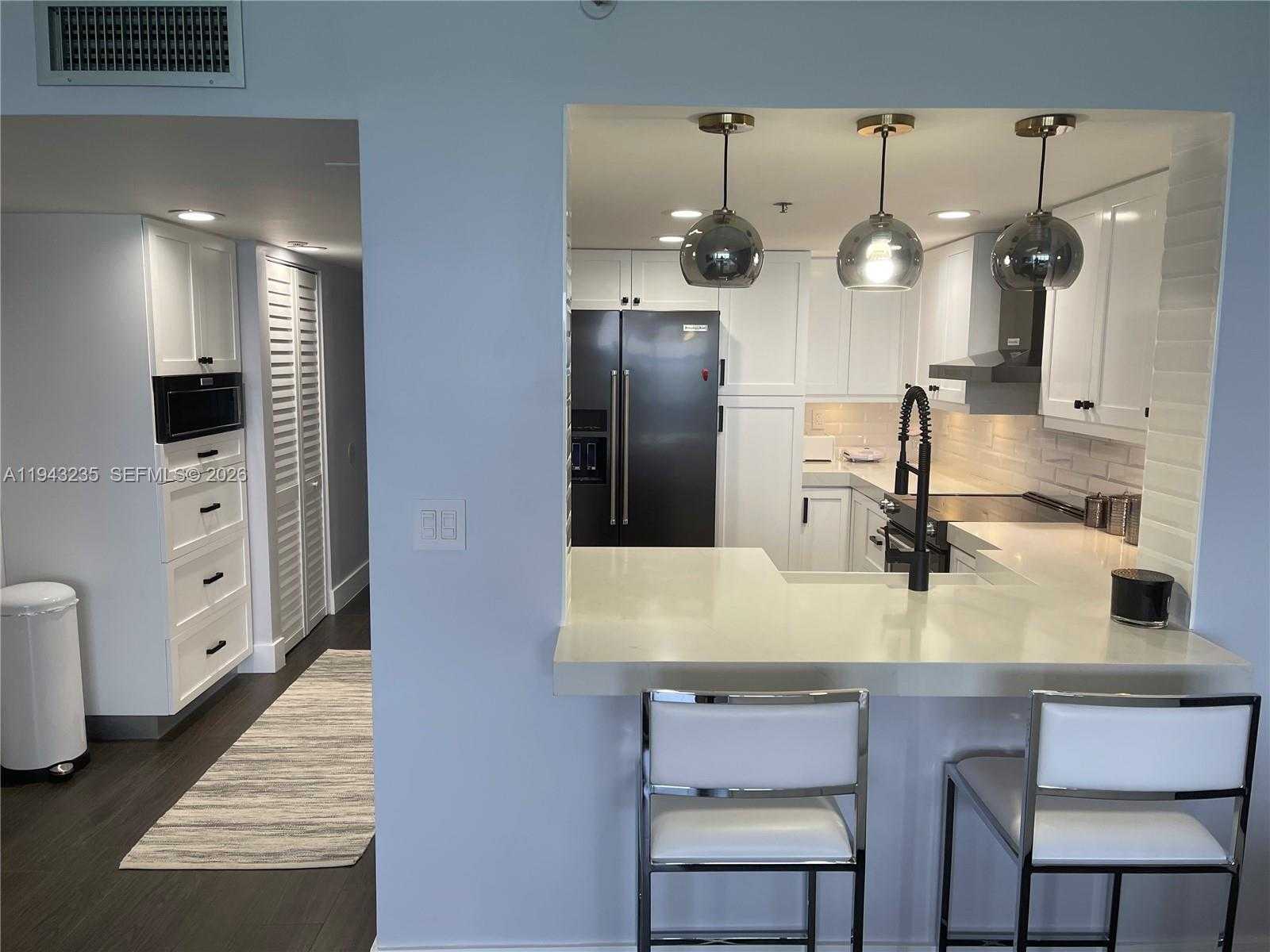 Small Image of 2555 COLLINS AVE #1409, Miami Beach Number 3