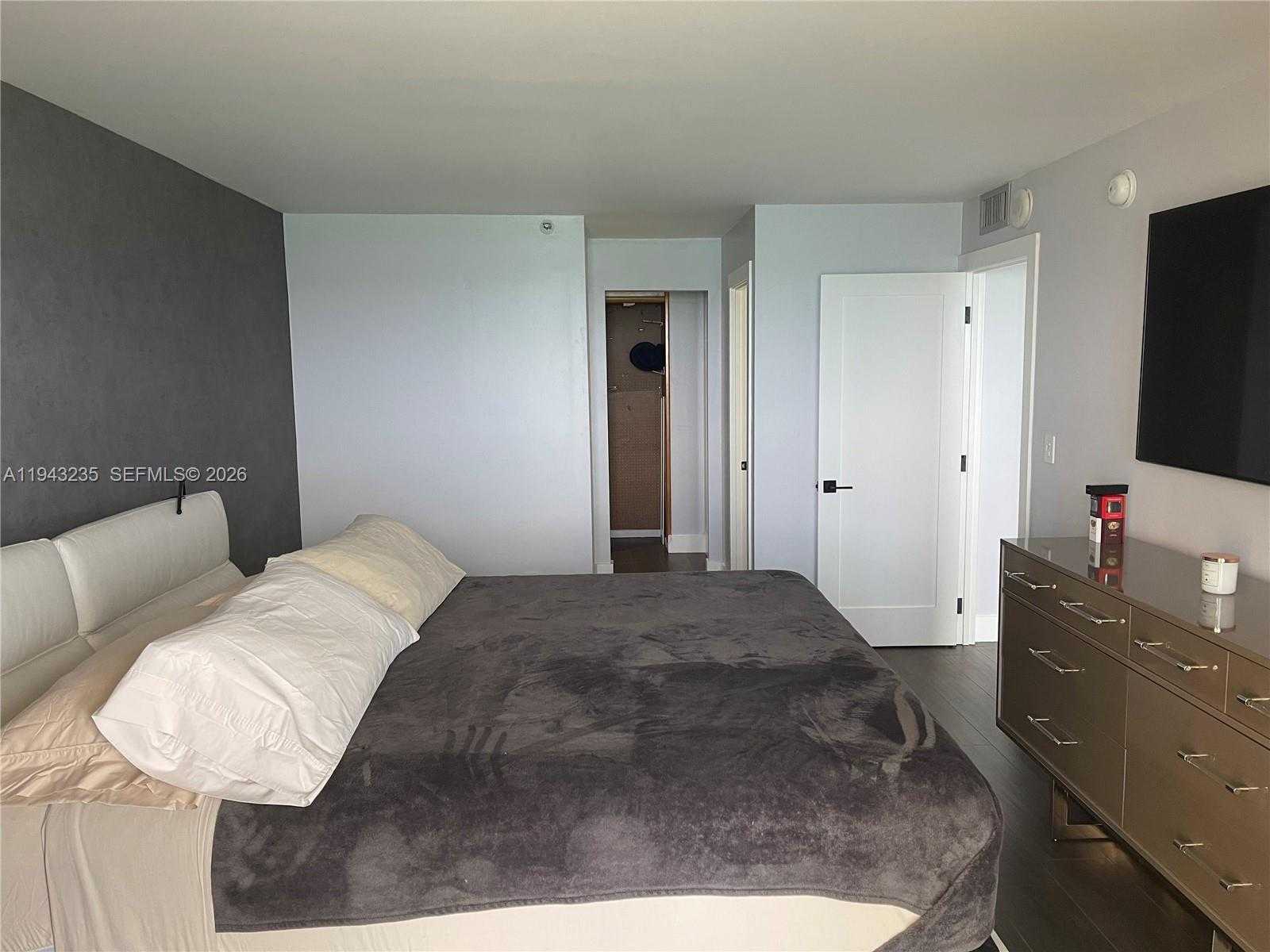 Small Image of 2555 COLLINS AVE #1409, Miami Beach Number 36