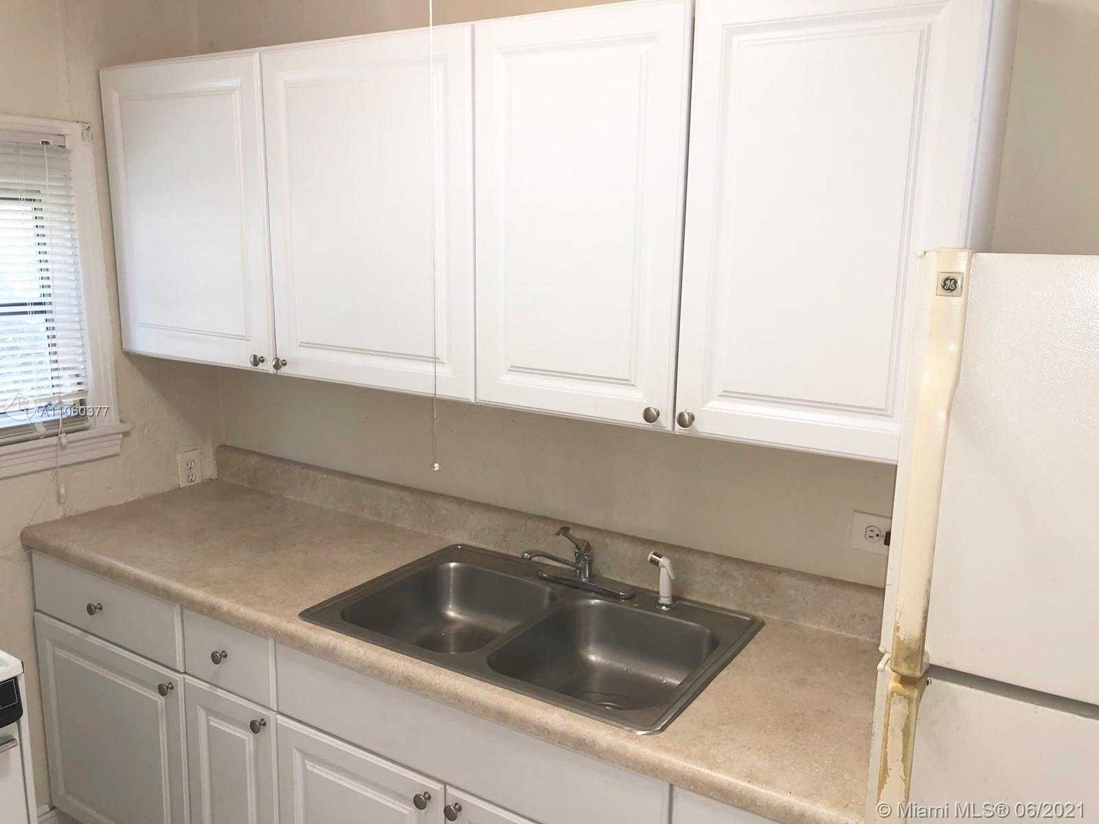 Small Image of 611 NORTH BROADWAY, Lantana Number 3