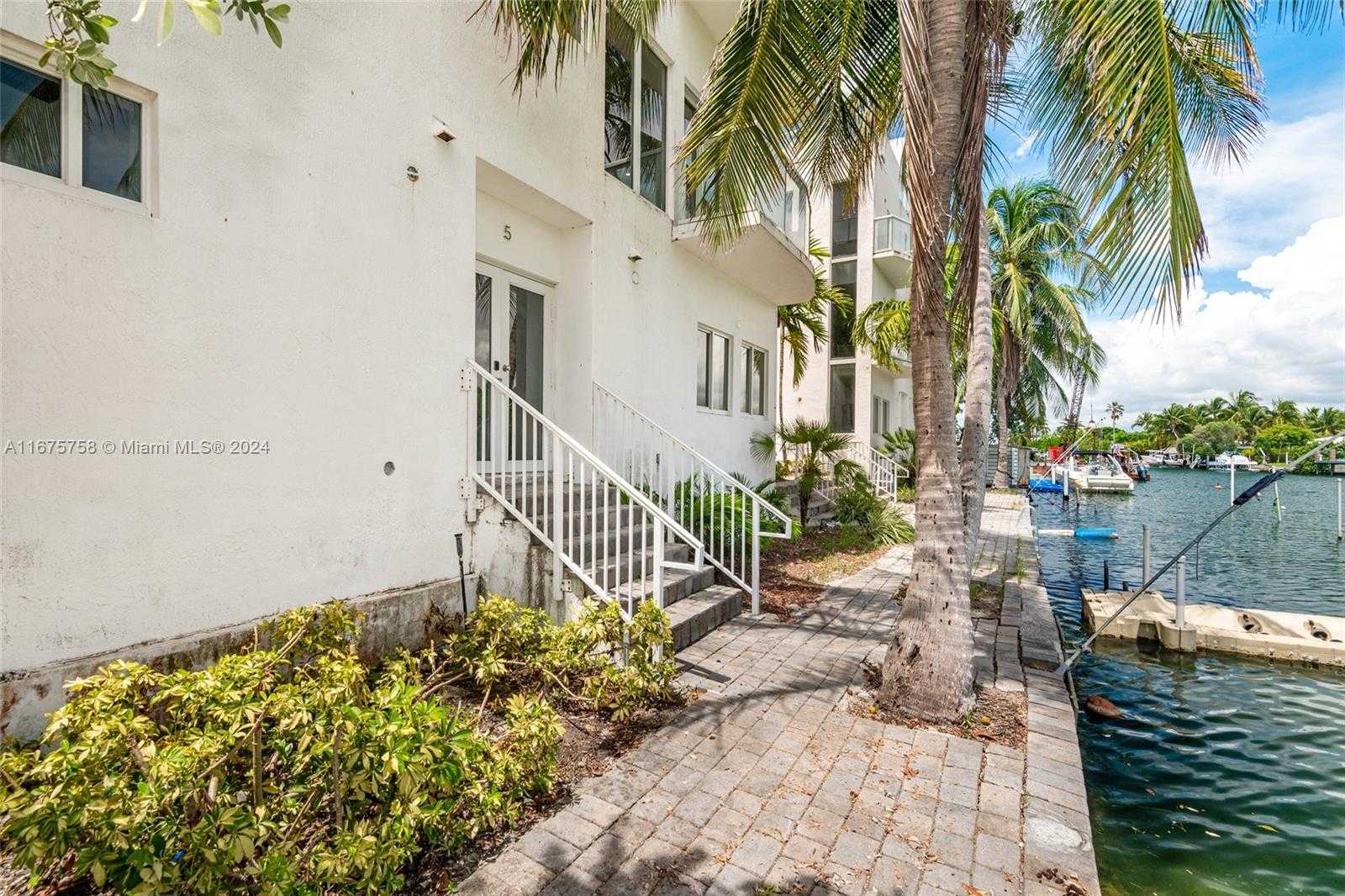 Small Image of 1975 CALAIS DR #10, Miami Beach Number 4