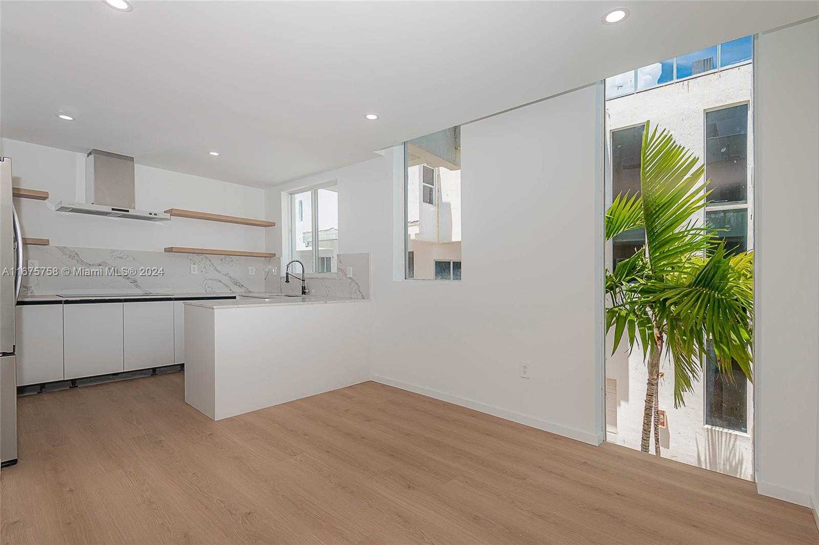 Small Image of 1975 CALAIS DR #10, Miami Beach Number 6