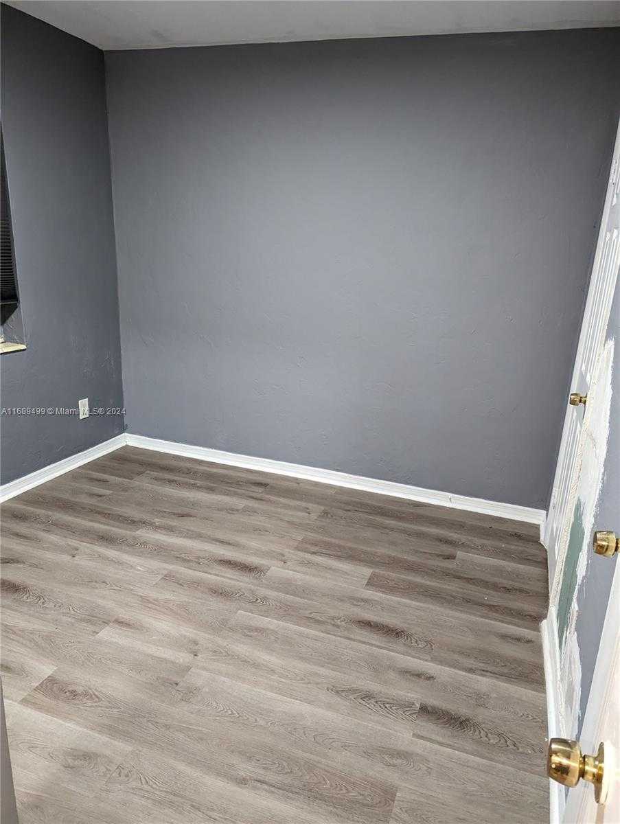 Small Image of 7735 HAWTHORNE AVE, Miami Beach Number 1