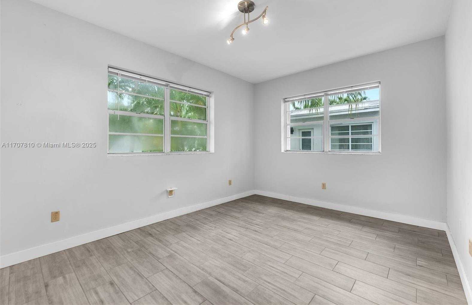 Small Image of 1622 BAY RD #4, Miami Beach Number 14
