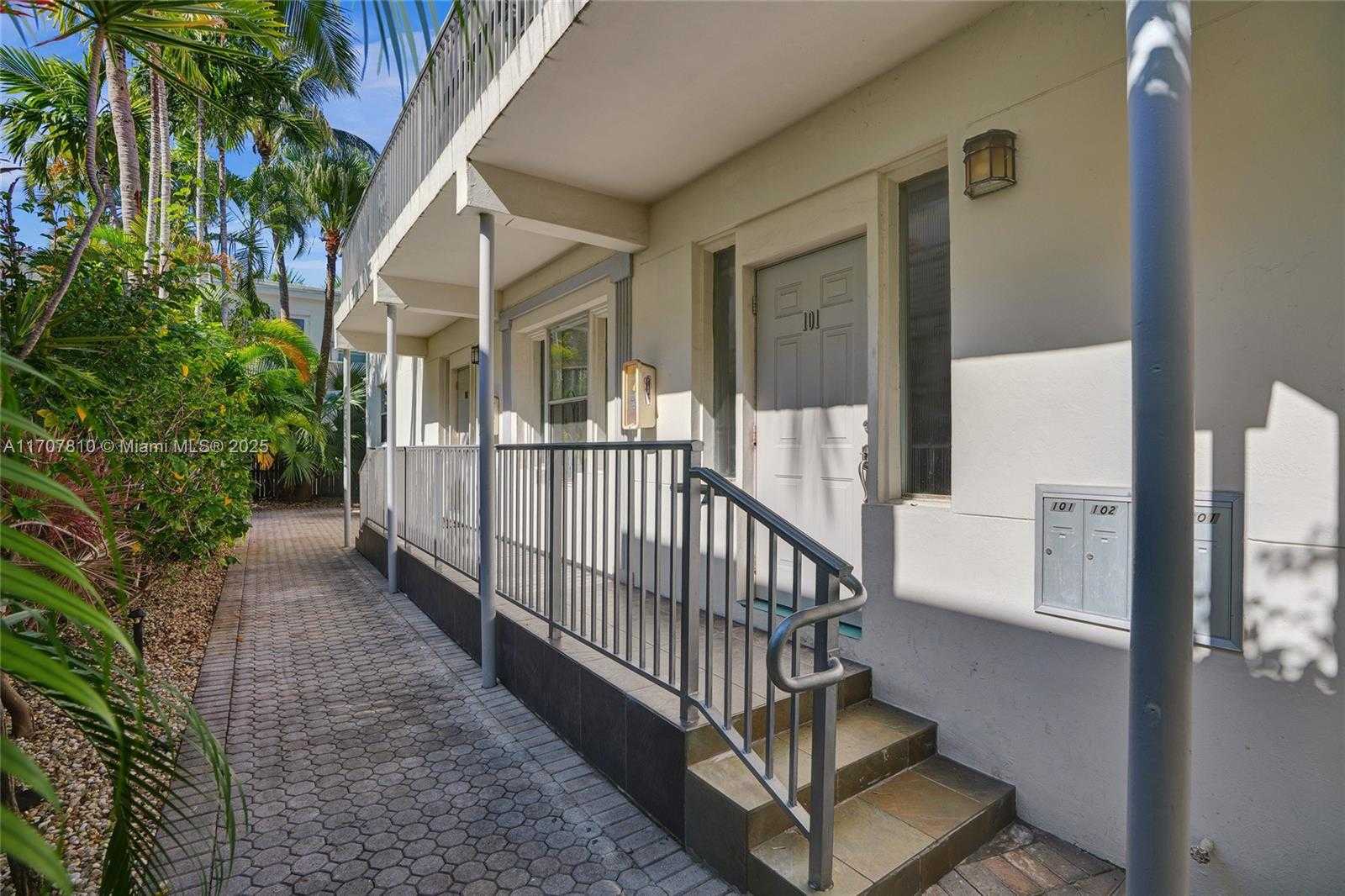 Small Image of 1622 BAY RD #4, Miami Beach Number 2