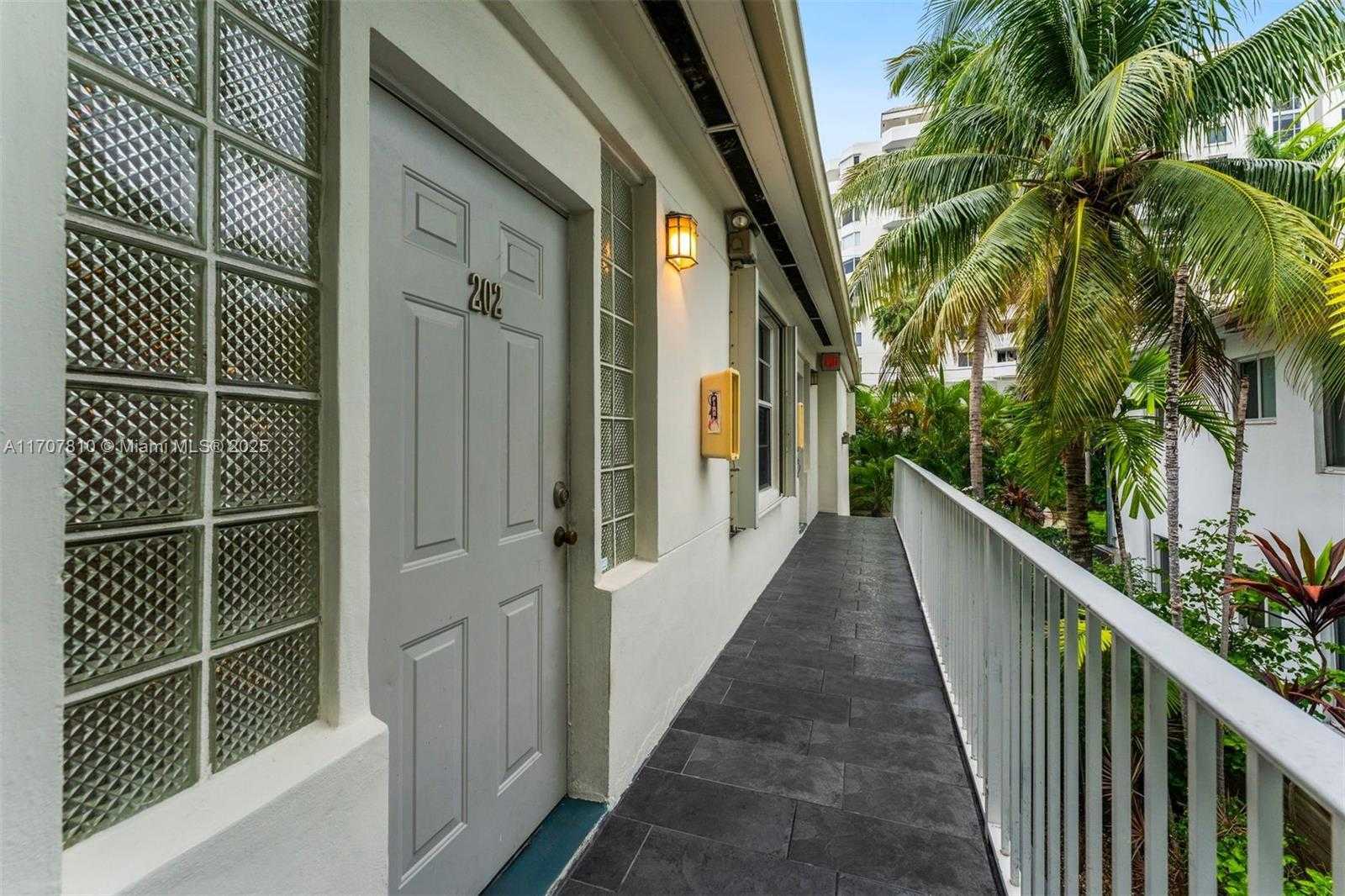 Small Image of 1622 BAY RD #4, Miami Beach Number 3