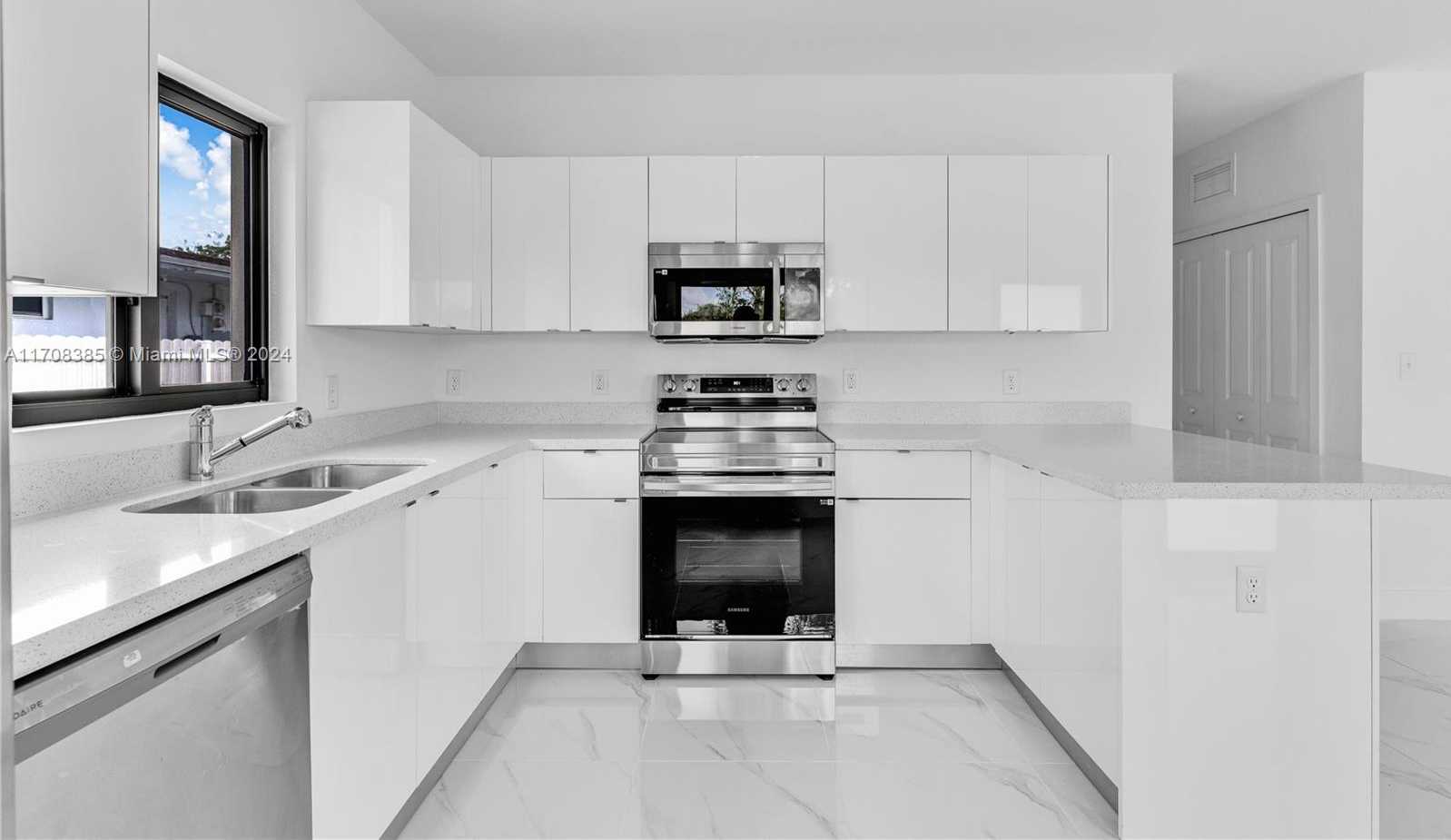 Small Image of 11970 SOUTH WEST 213 ST, Miami Number 10