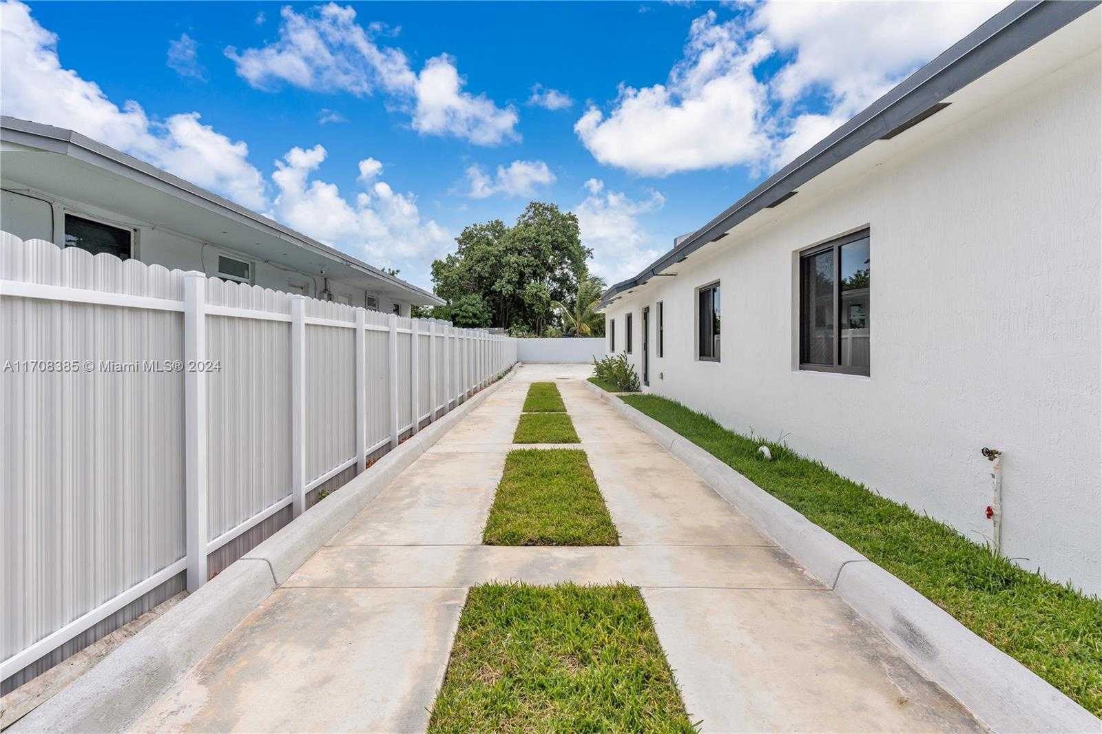 Small Image of 11970 SOUTH WEST 213 ST, Miami Number 21