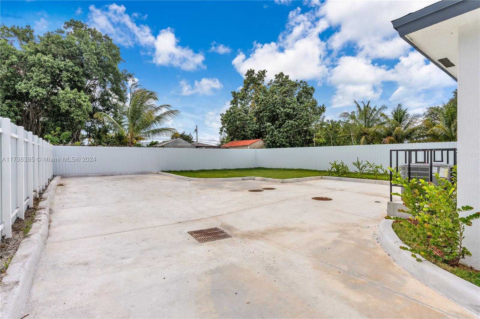 Small Image of 11970 SOUTH WEST 213 ST, Miami Number 22