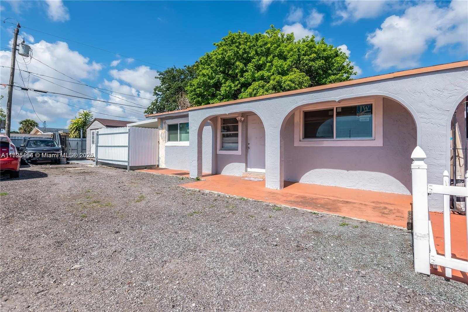 Small Image of 2800 NORTH WEST 94TH ST, Miami Number 2