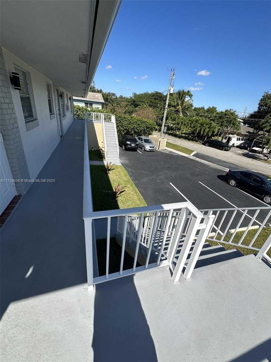 Small Image of 6101 Garfield St, Hollywood, FL 33024, USA Number 4