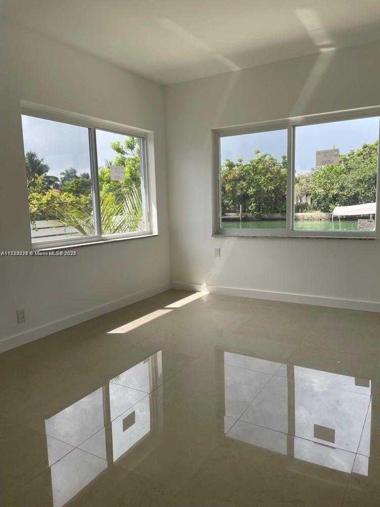 Small Image of 1995 CALAIS, Miami Beach Number 10