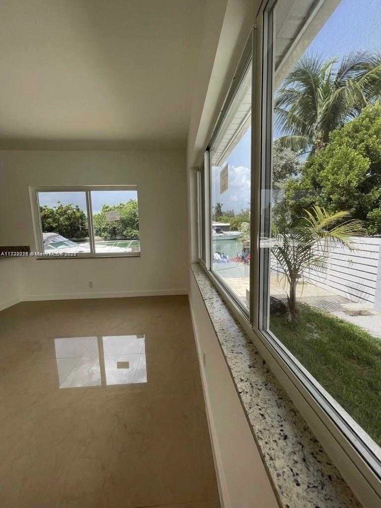 Small Image of 1995 CALAIS, Miami Beach Number 12