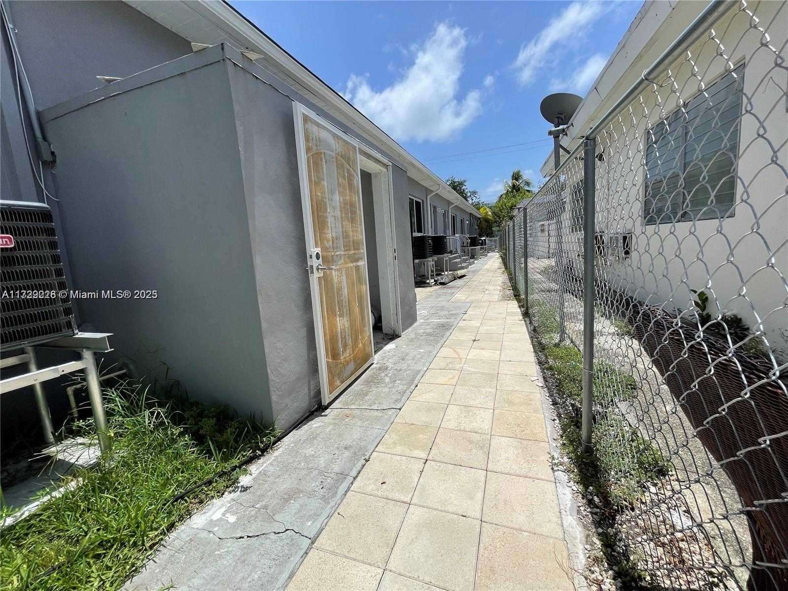 Small Image of 1995 CALAIS, Miami Beach Number 20