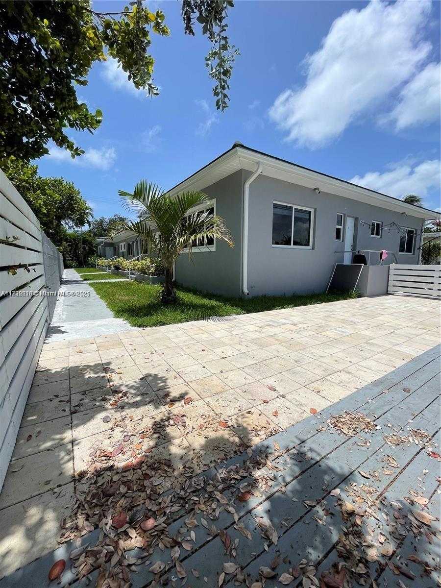 Small Image of 1995 CALAIS, Miami Beach Number 21