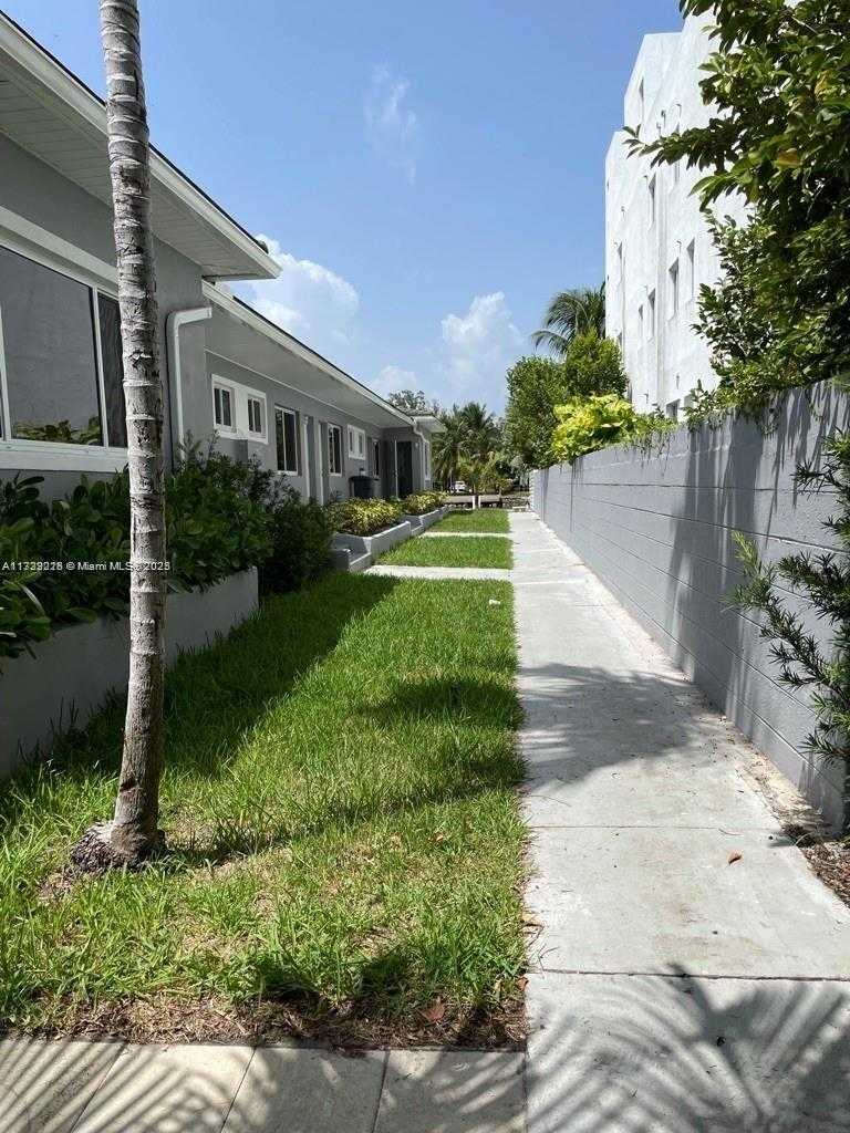 Small Image of 1995 CALAIS, Miami Beach Number 24
