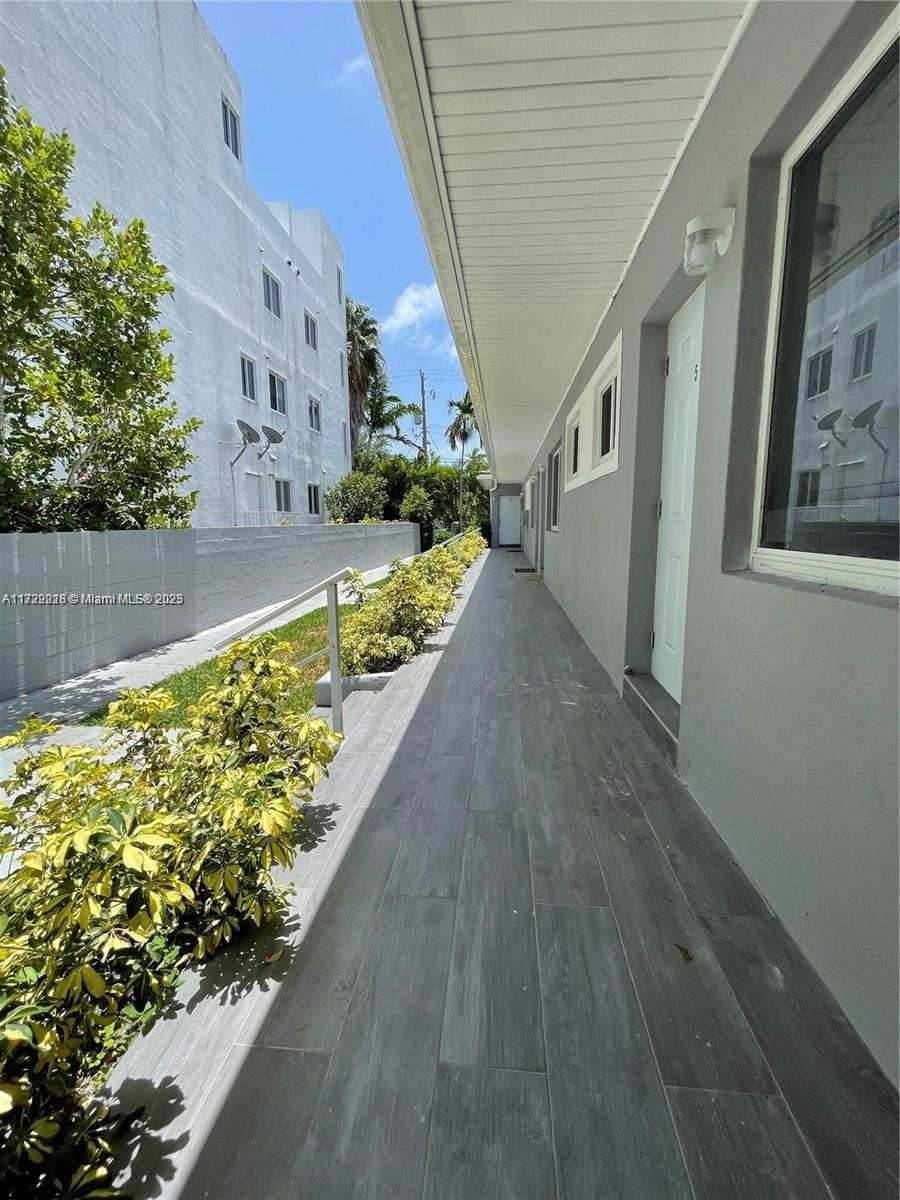 Small Image of 1995 CALAIS, Miami Beach Number 26