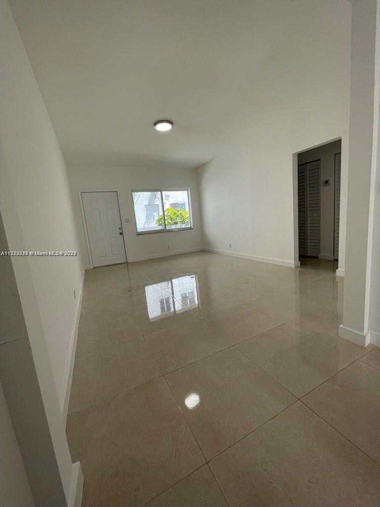 Small Image of 1995 CALAIS, Miami Beach Number 7