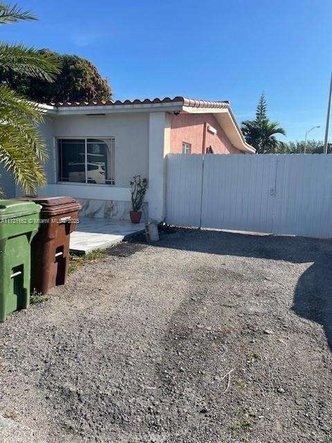 Small Image of Hialeah Number 3