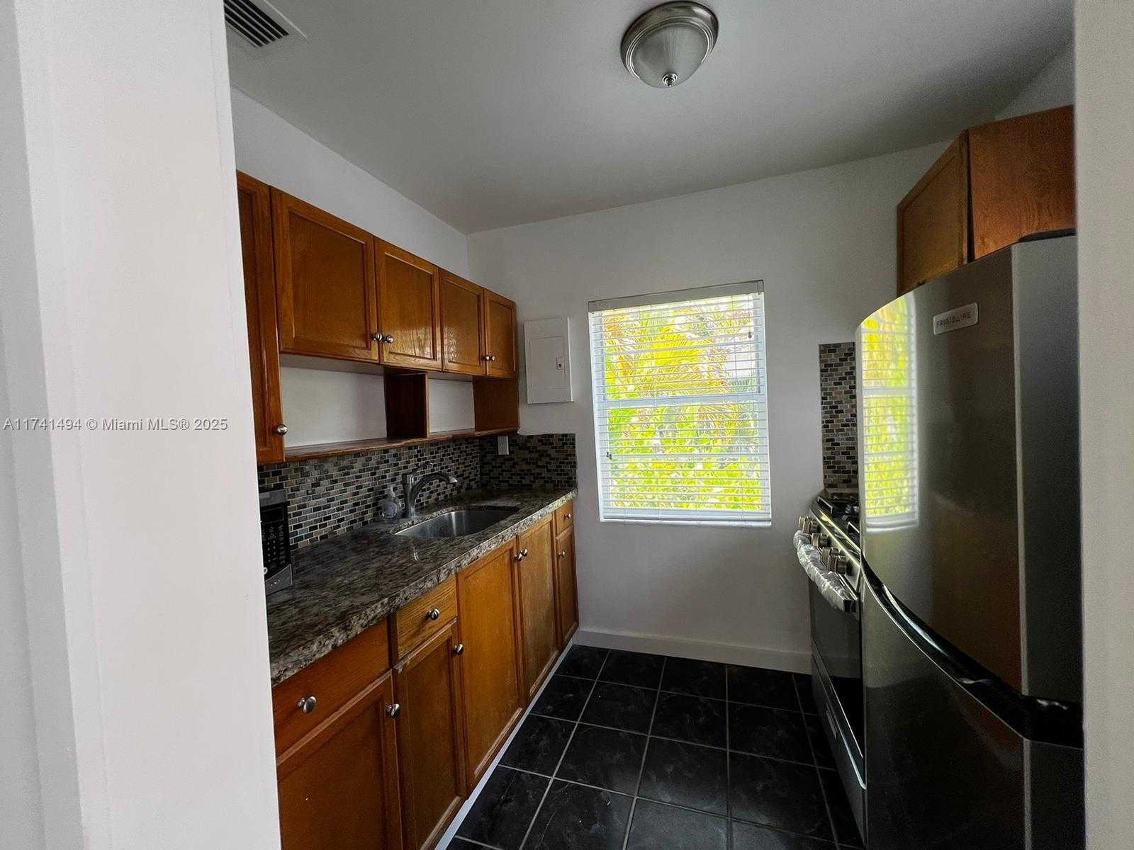 Small Image of 830 WEST 40TH ST, Miami Beach Number 41