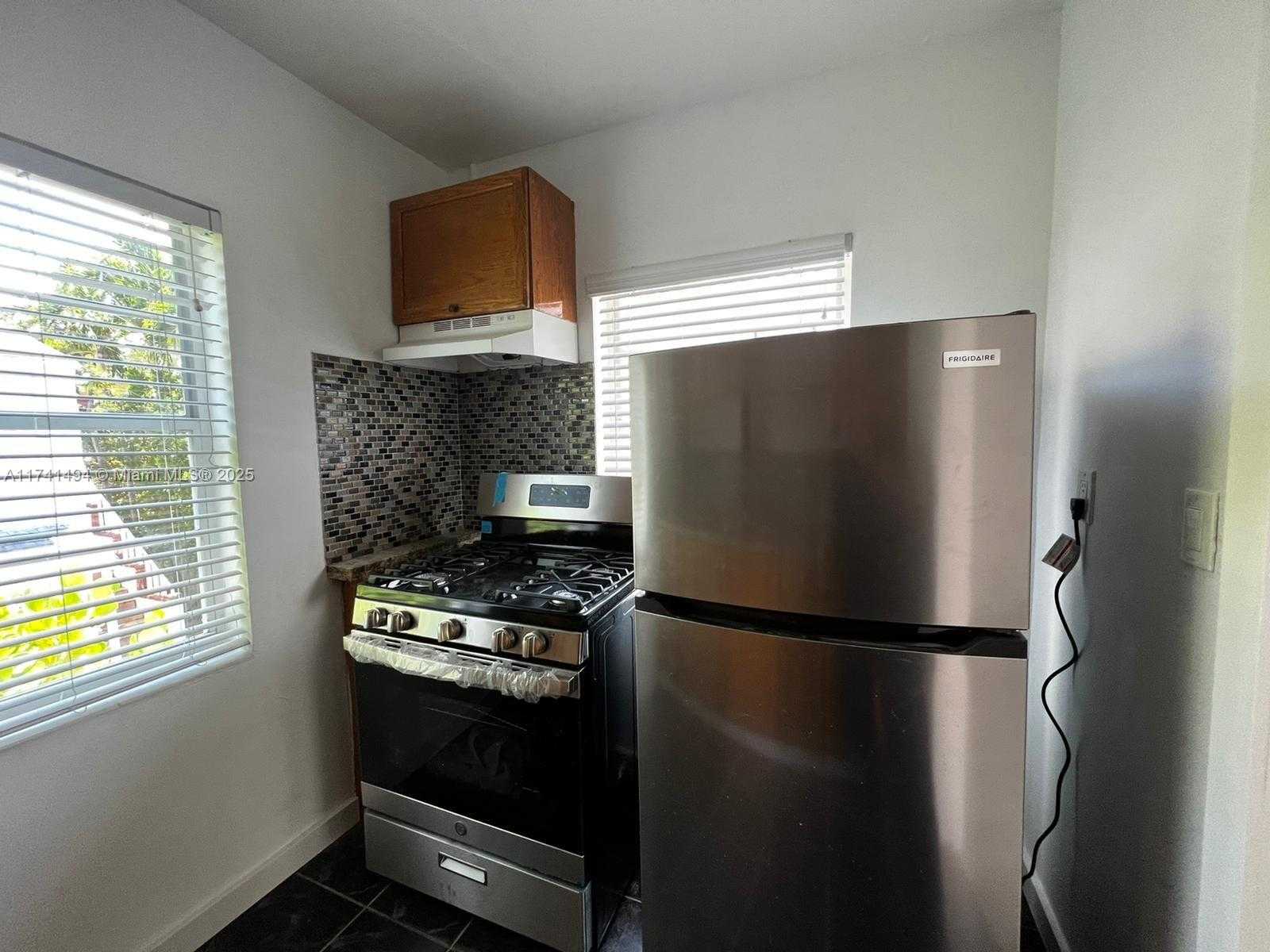 Small Image of 830 WEST 40TH ST, Miami Beach Number 42