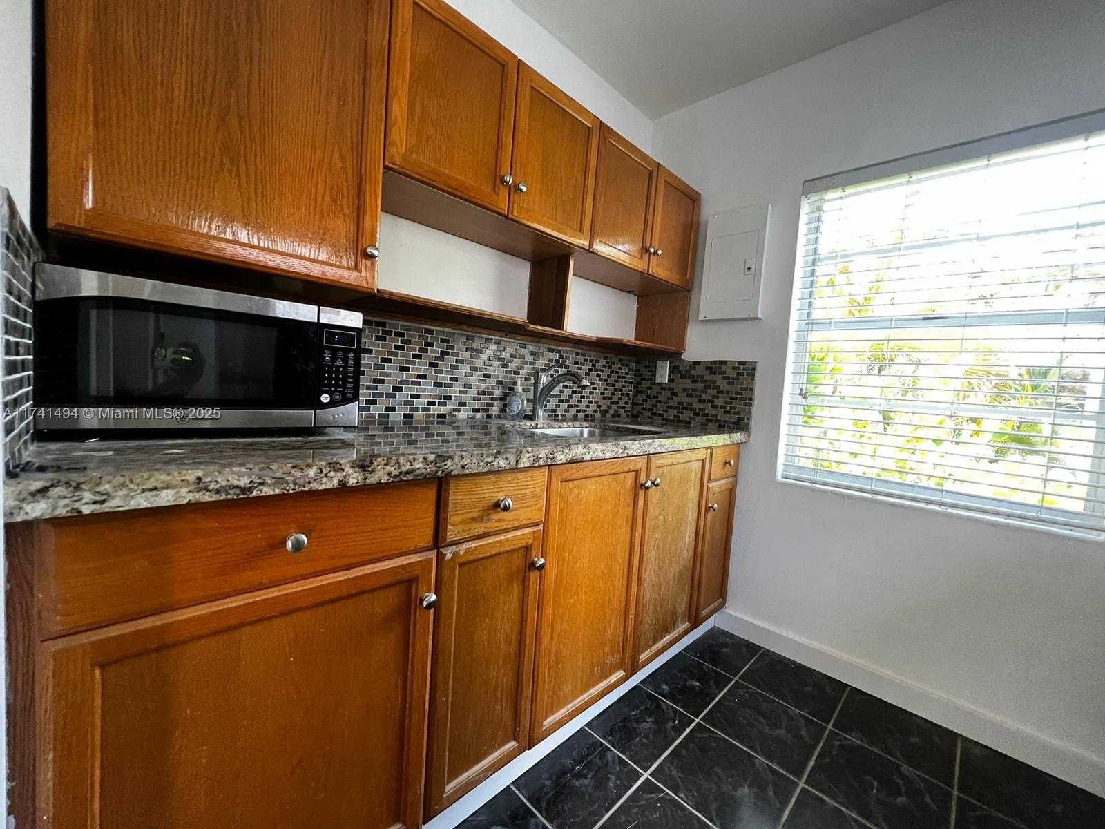 Small Image of 830 WEST 40TH ST, Miami Beach Number 43